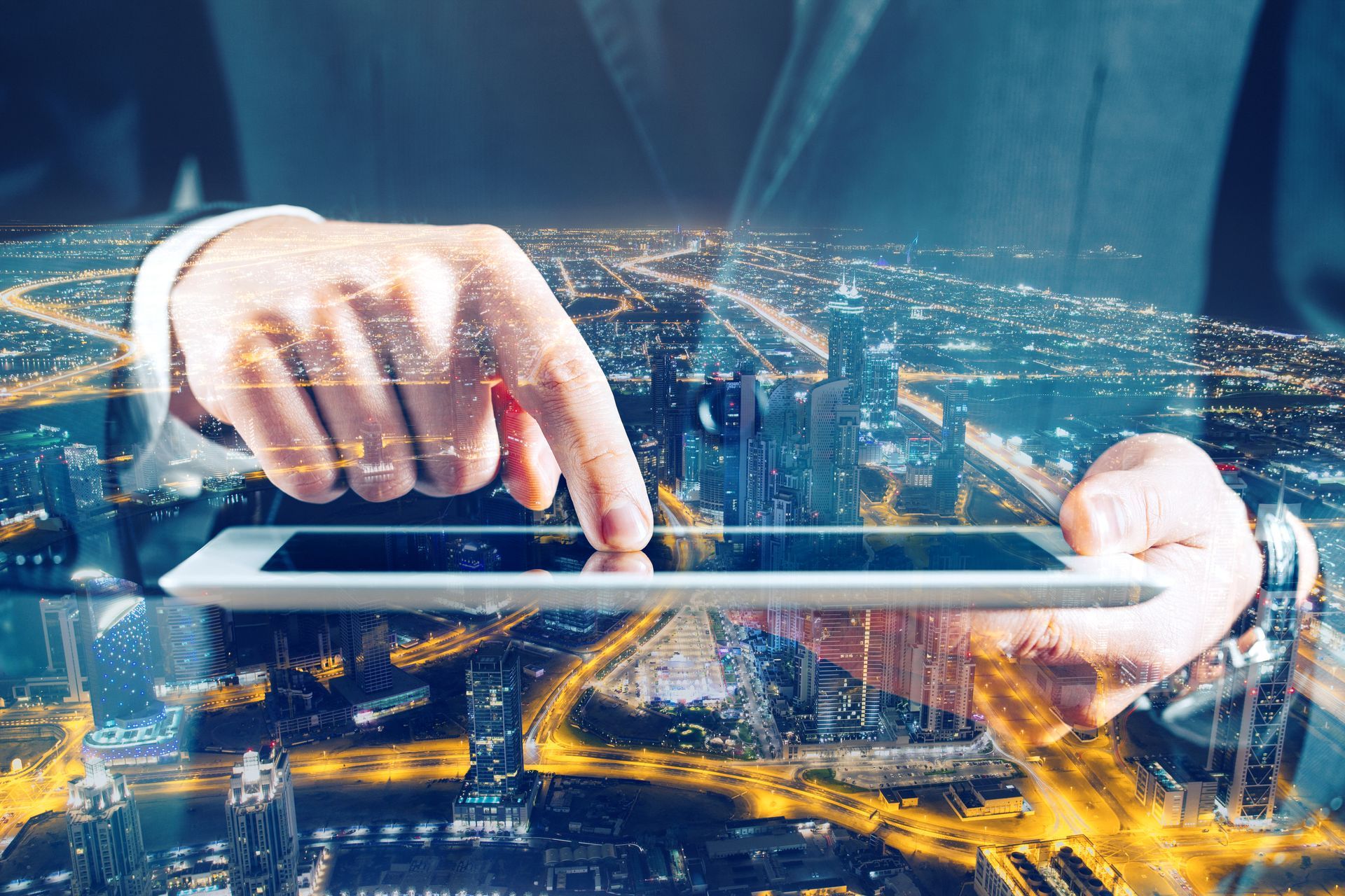 Un hombre está usando una tableta con una ciudad en el fondo.