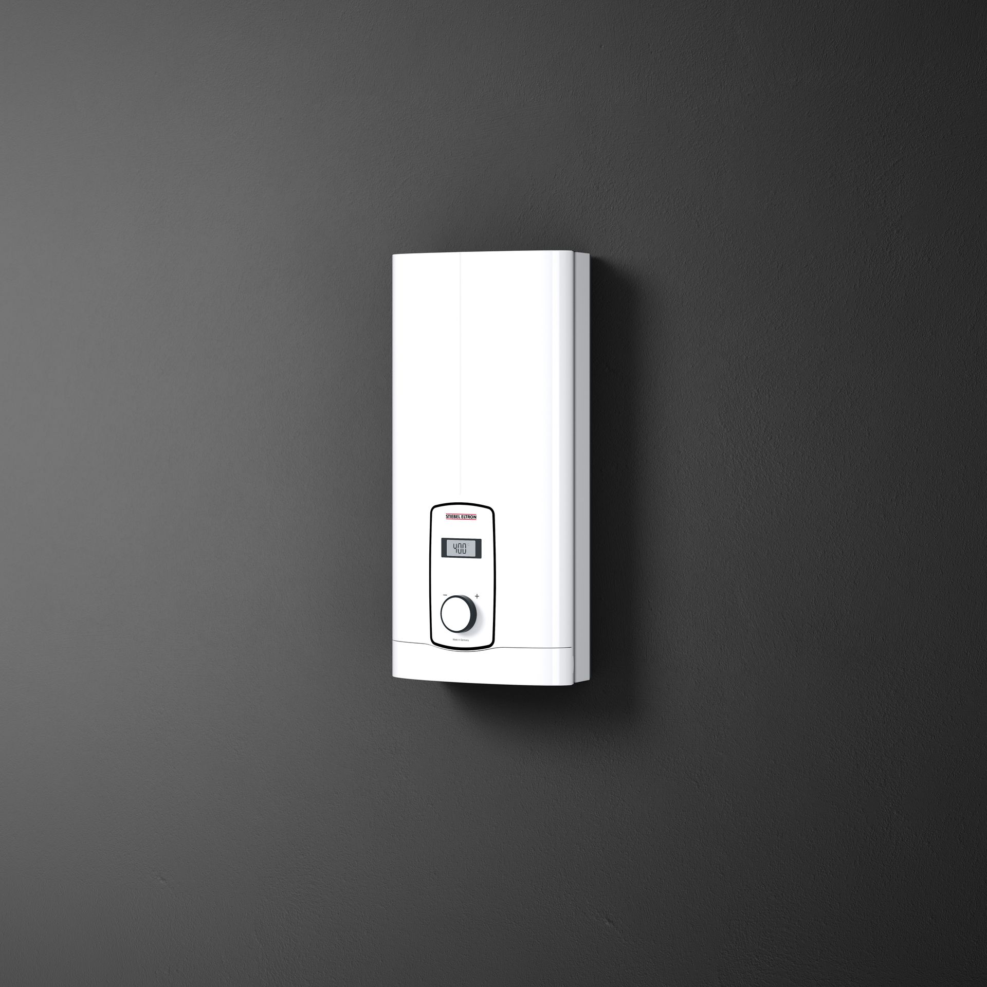 Ein weißer, zylindrischer elektrischer Warmwasserbereiter, der in der Ecke eines gefliesten Raumes angebracht ist.