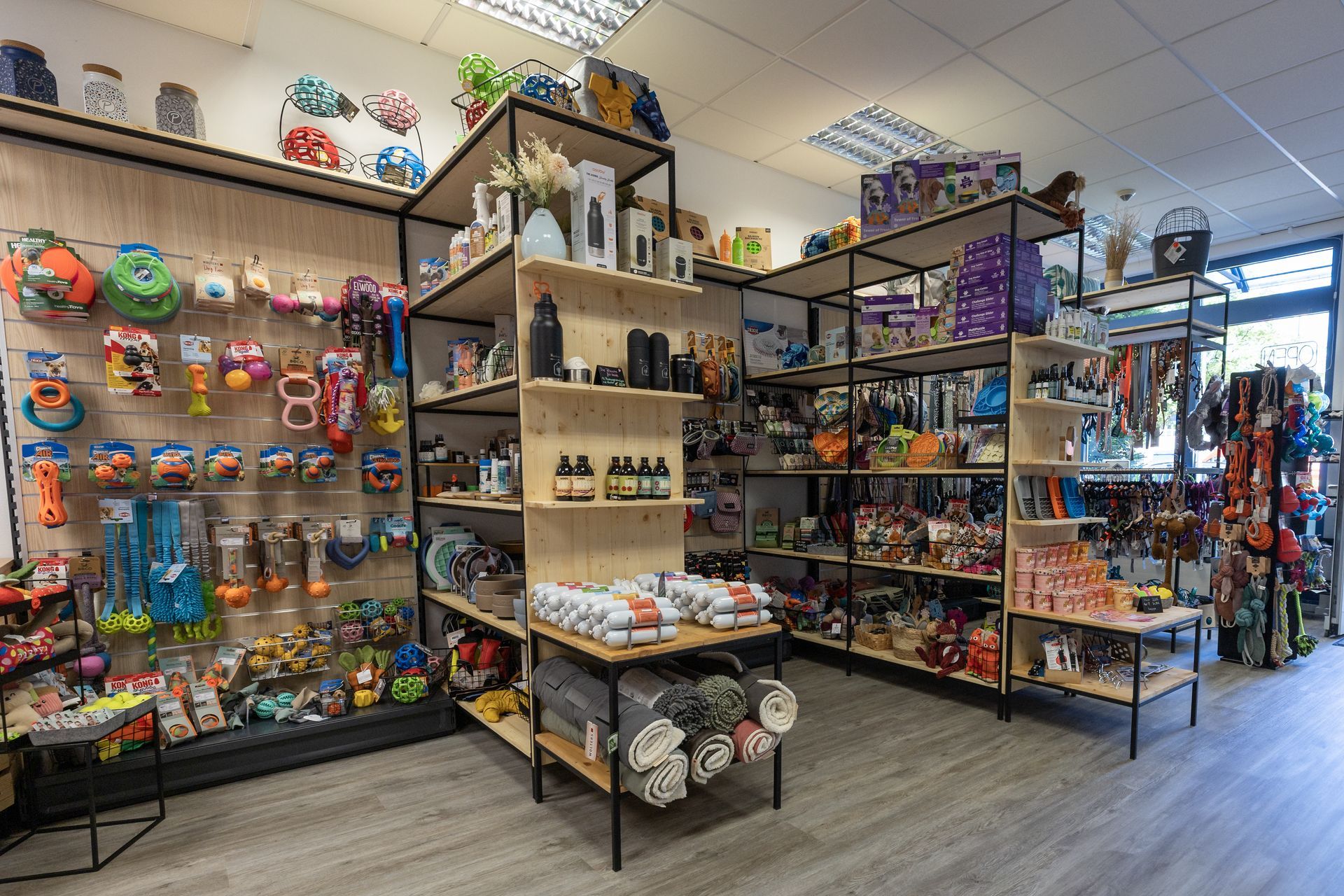 Holz/Metallregale in einem Geschäft