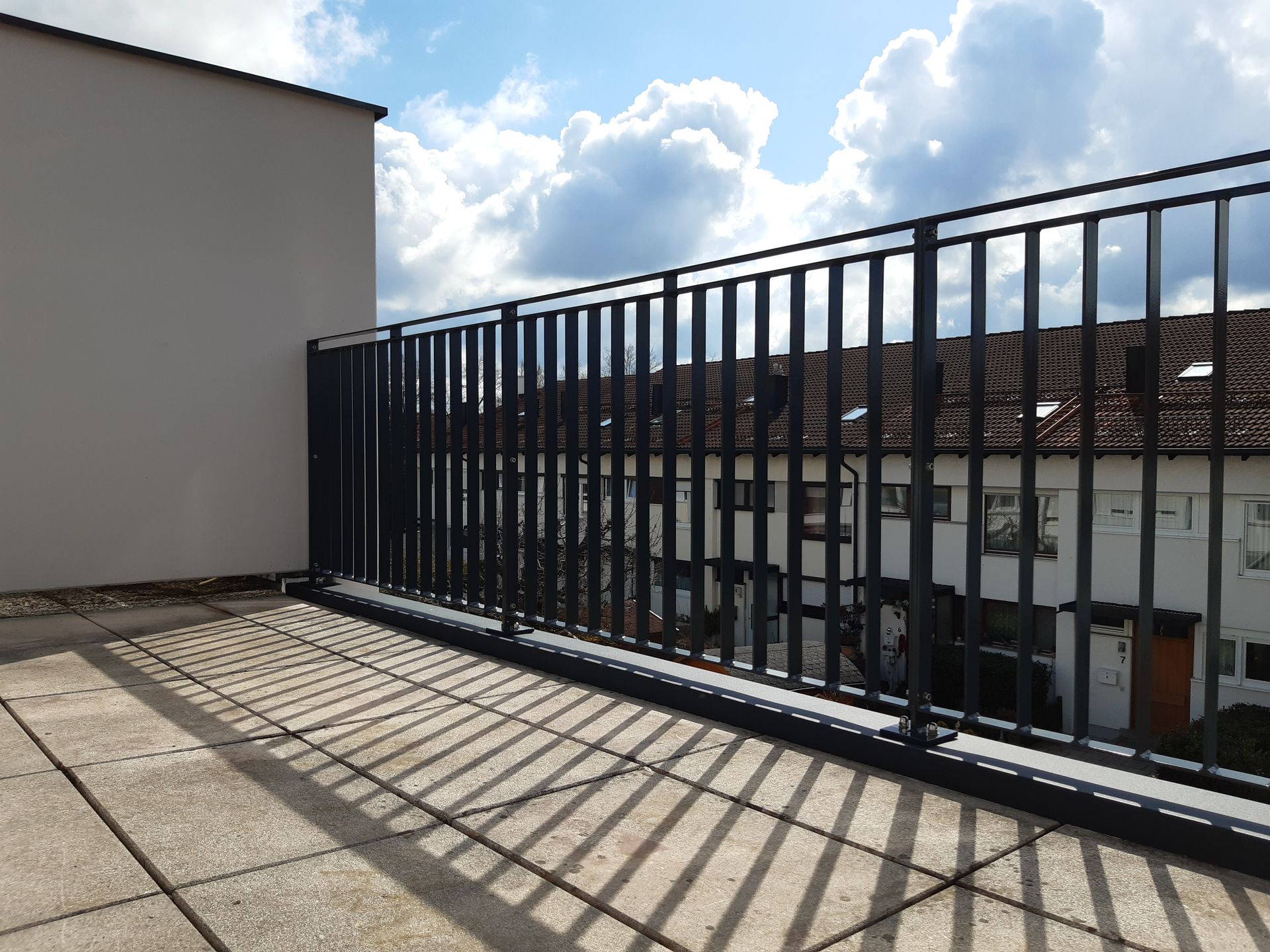 Ein dunkler Zaun aus Metall