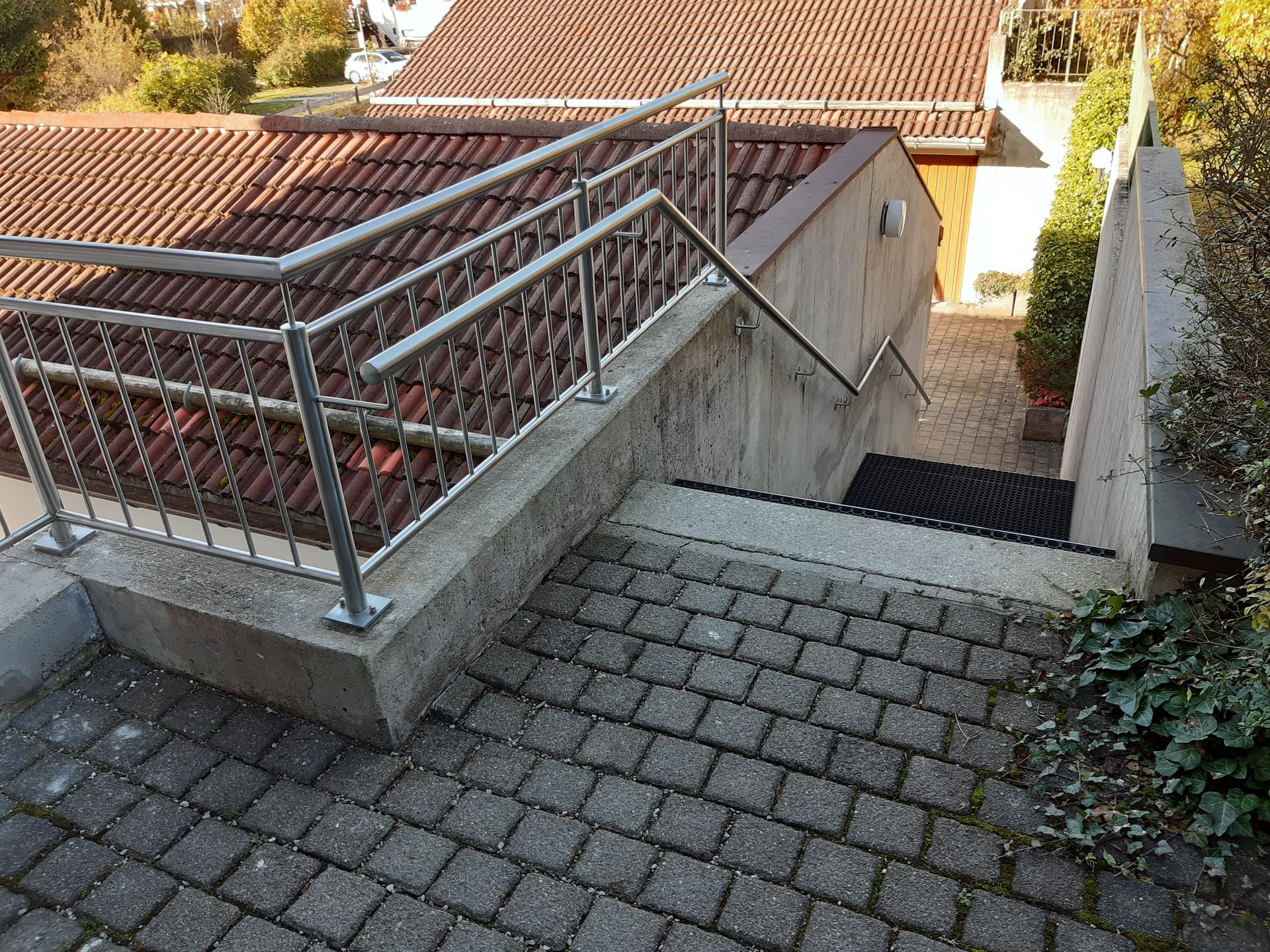 Eine Handführung an einer Treppe aus Edelstahl