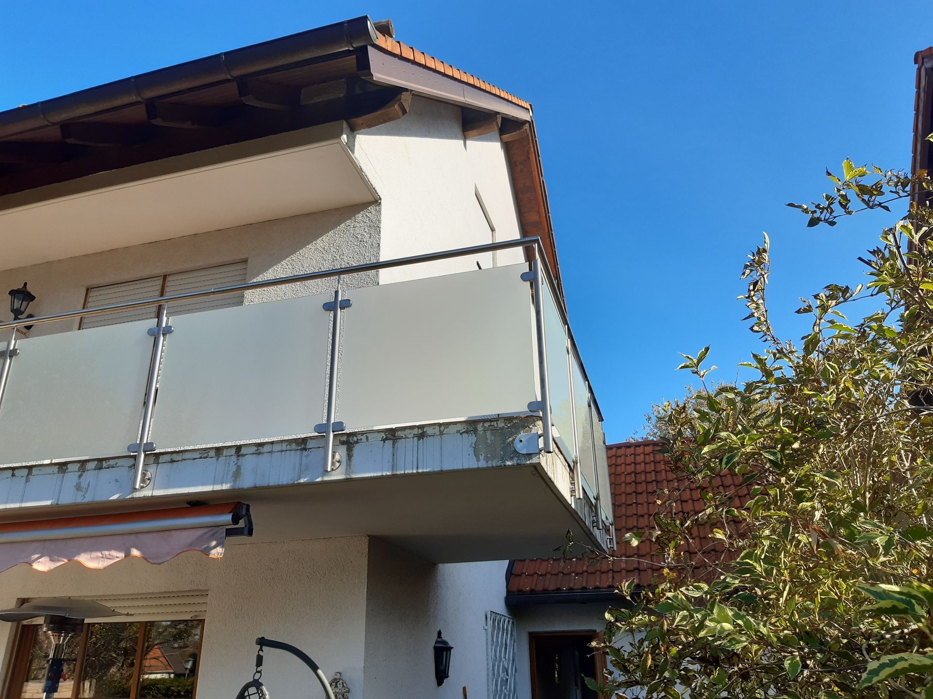 Ein Balkongeländer aus Edelstahl