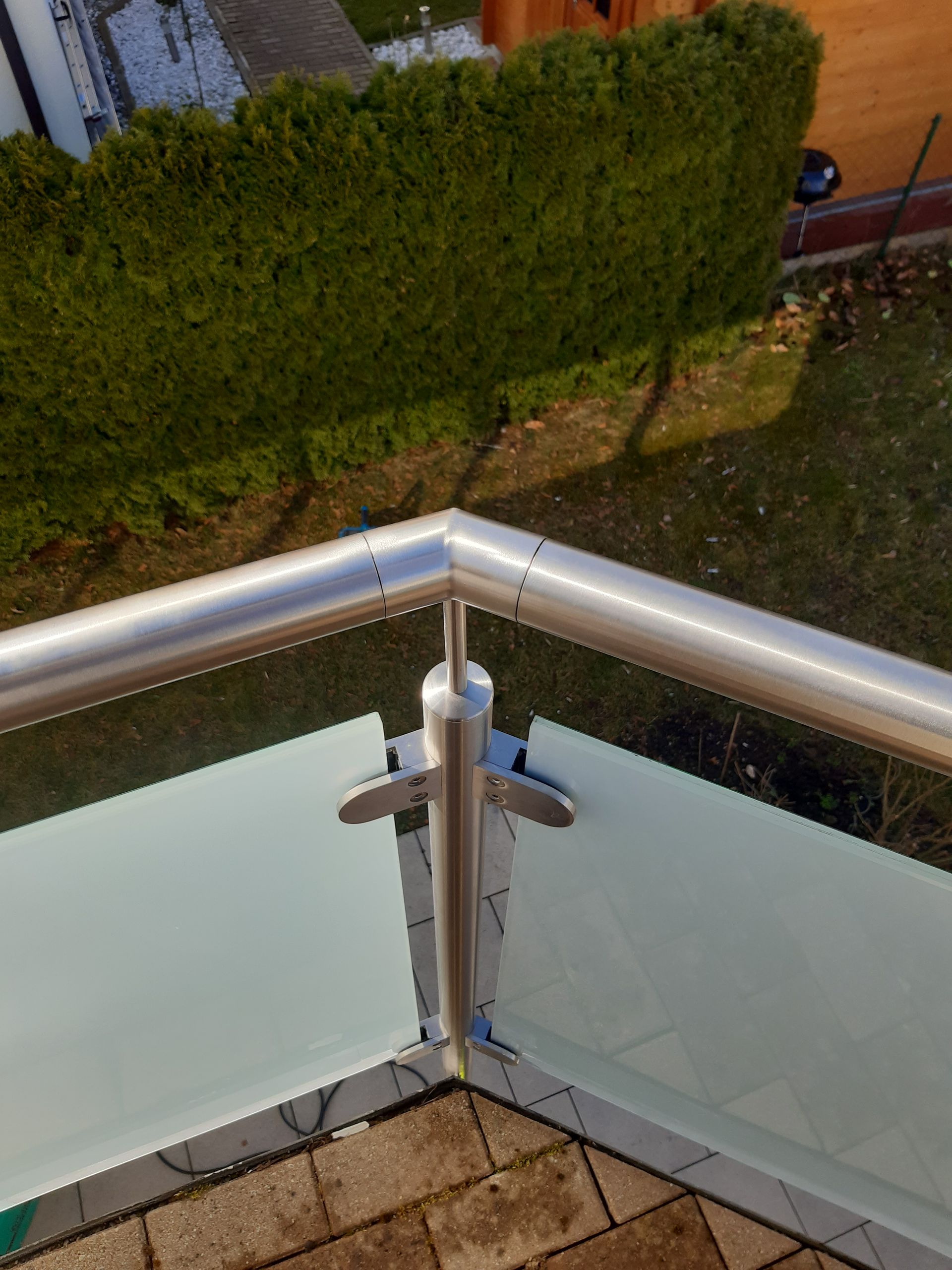 Ein Edelstahl-Balkongeländer an der Ecke eines Balkons