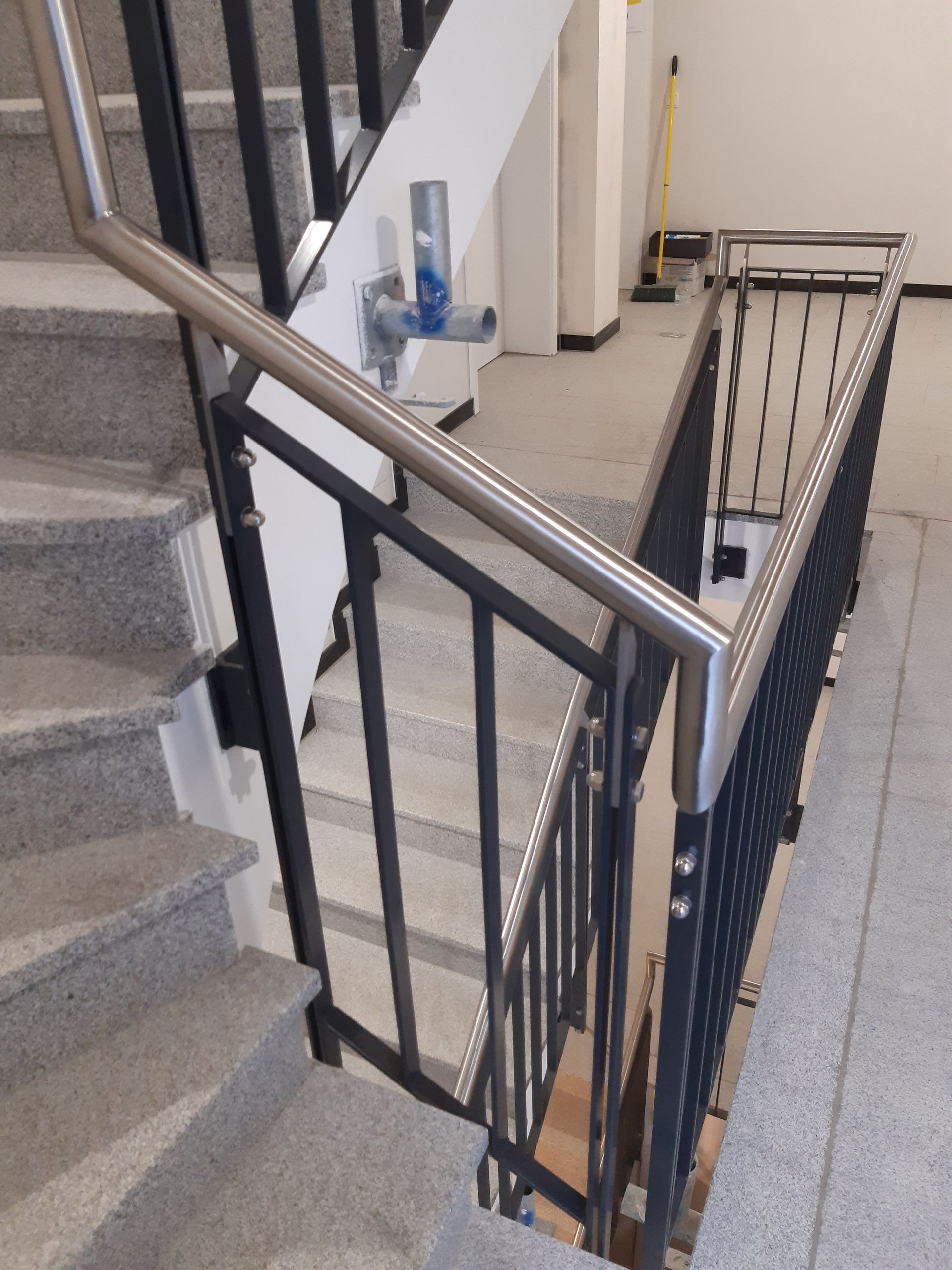 Eine Edelstahl-Handführung in einem Treppenhaus