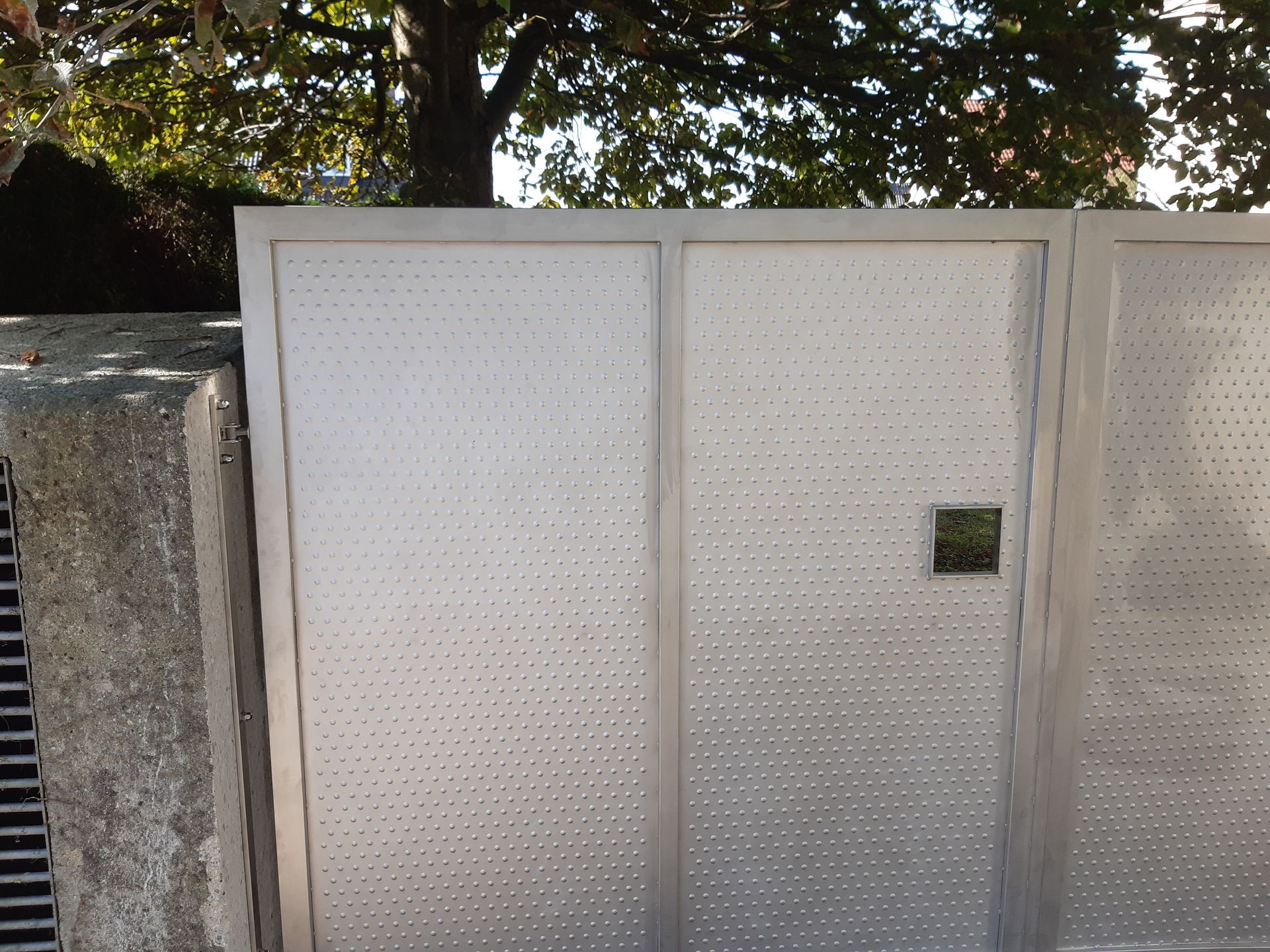 Ein Edelstahl-Gehäuse für Mülltonnen