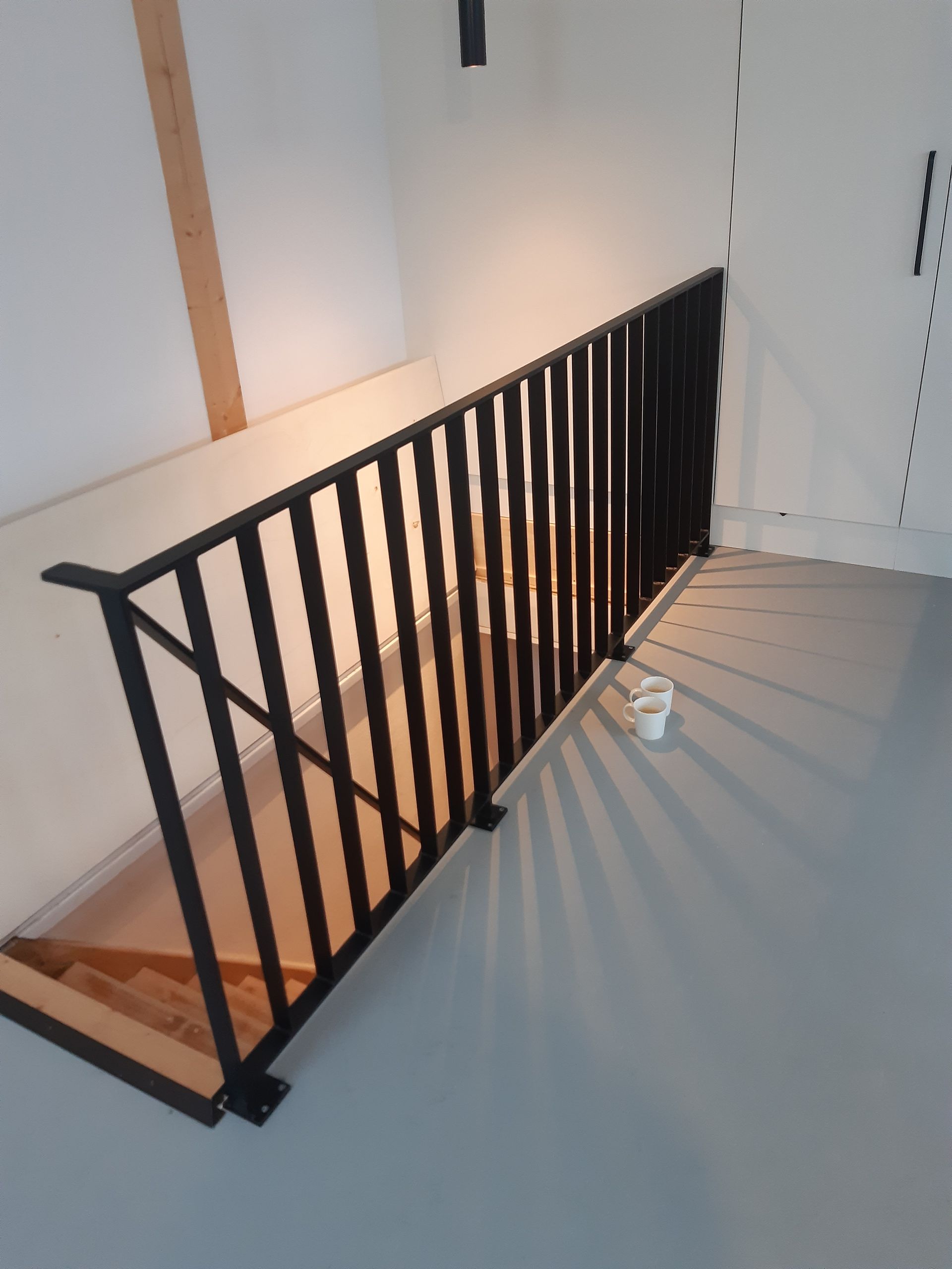 Ein Metallgeländer an einer Treppe im Haus