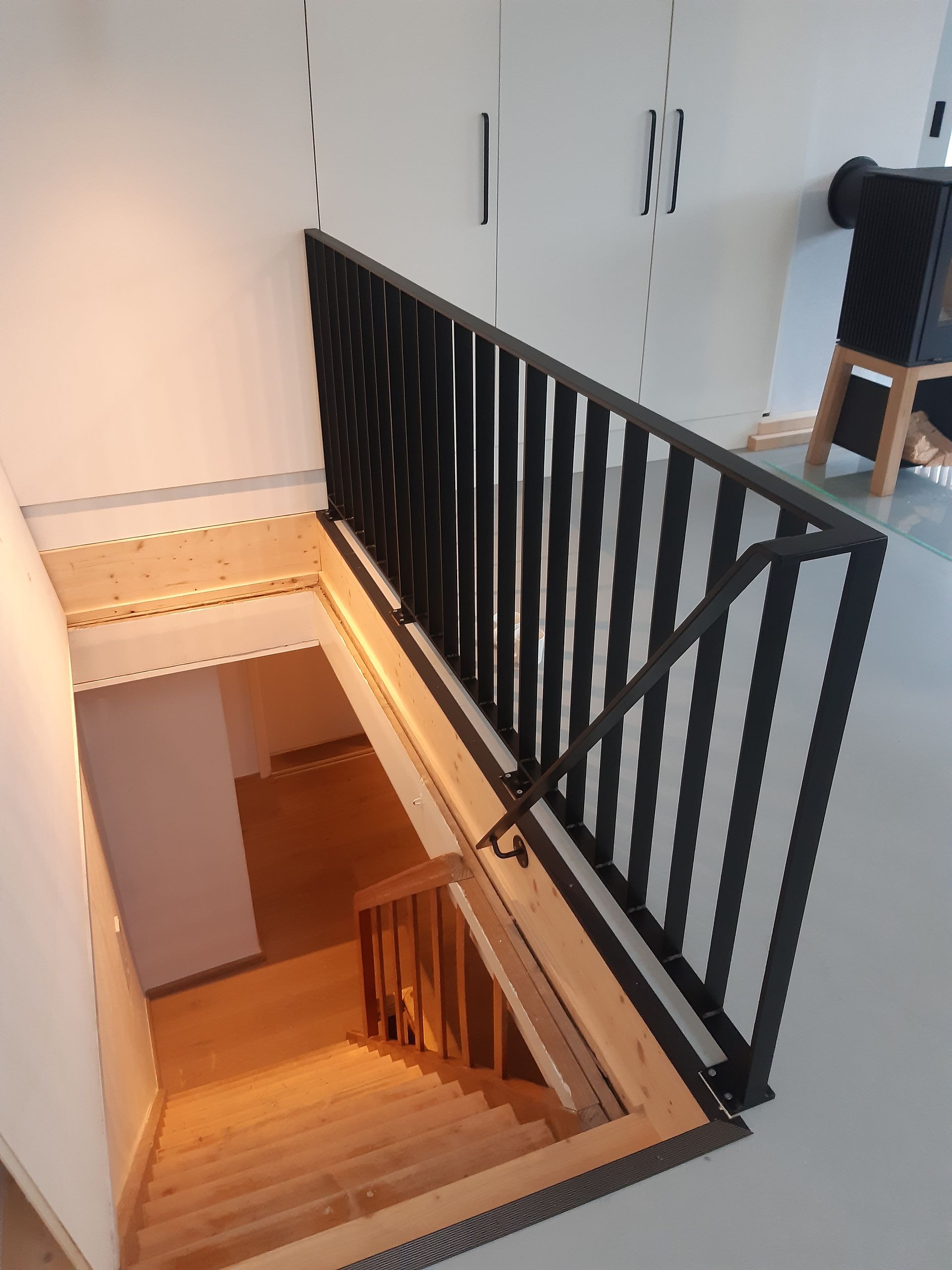 Metallgeländer am Rand eines Gartens