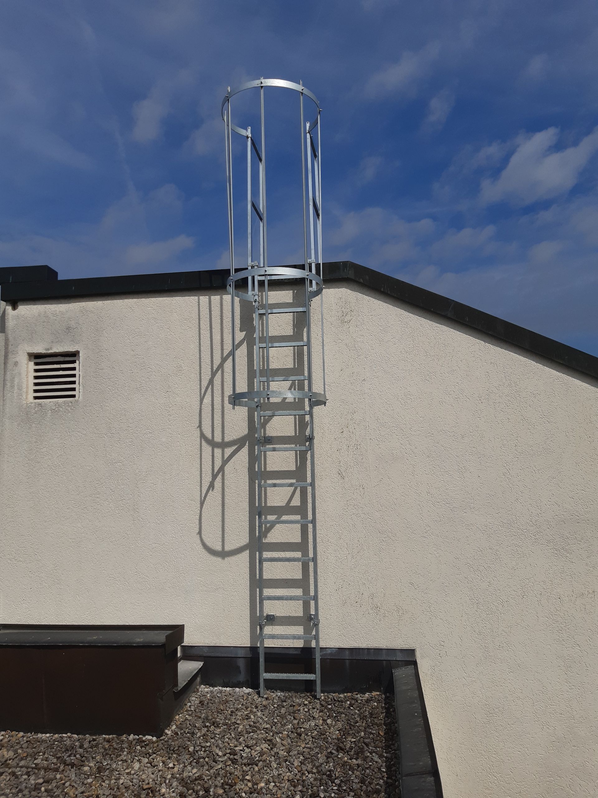 Metall-Leiter mit Absicherung auf einem Dach