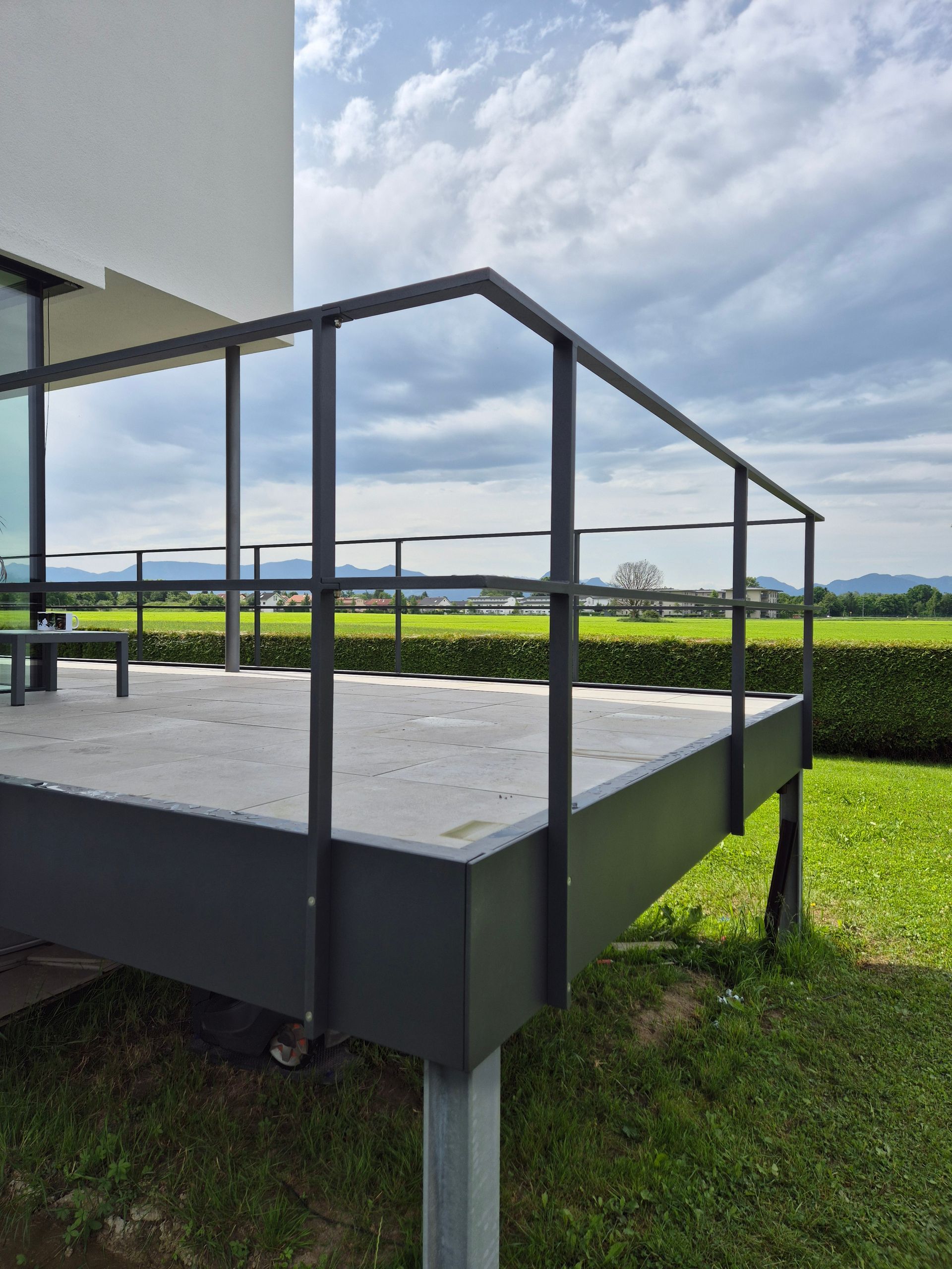 Ein Metallgeländer an einem Balkon