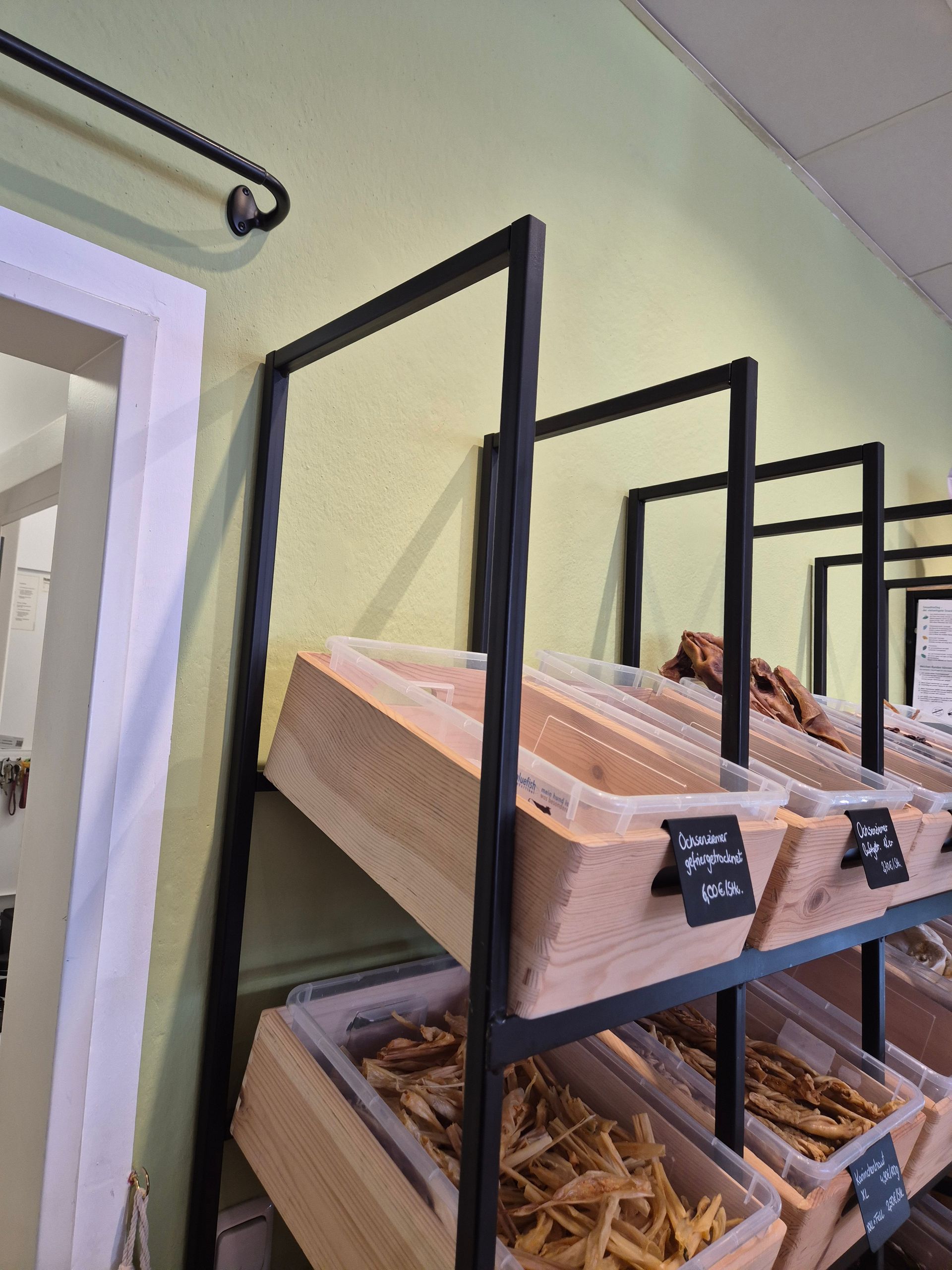 Rahmen für eine Aufhängung mehrerer Boxen in einem Geschäft