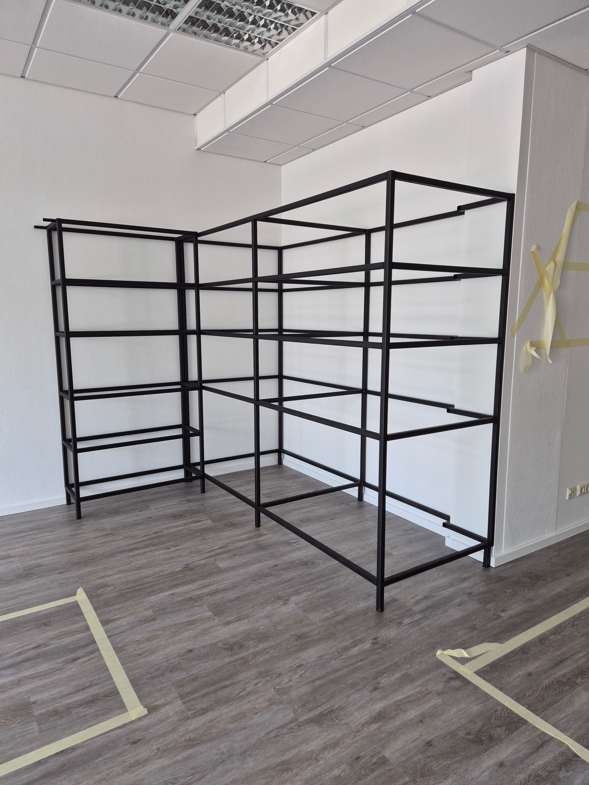 Ein Skelett eines Regals aus Metall steht in einer Wohnung