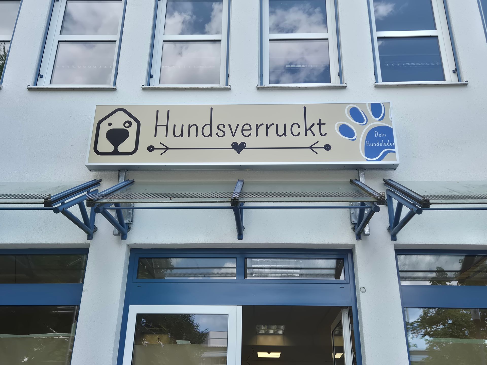 Glas-Metall-Vordach bei einem 