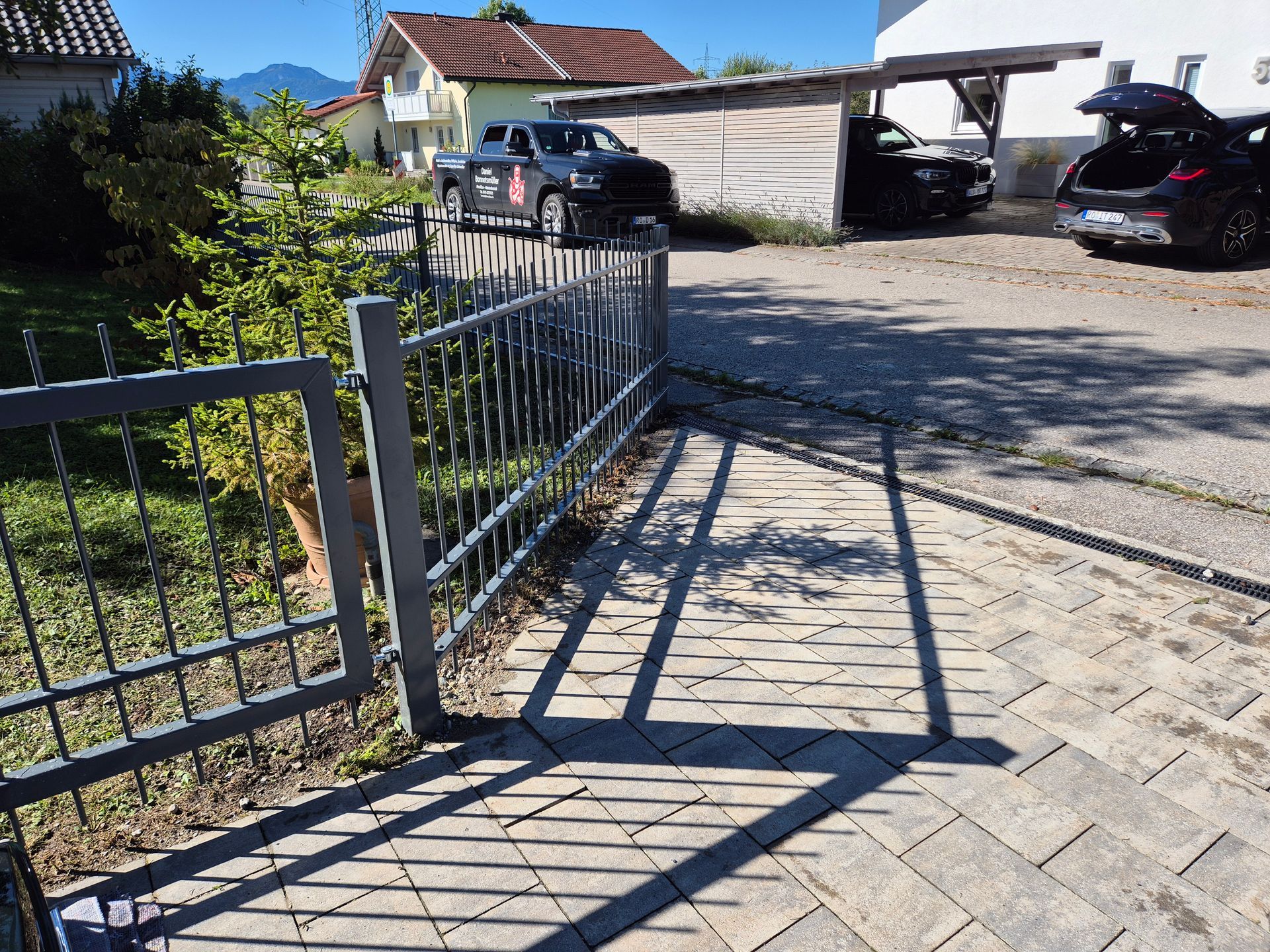 Ein Metallzaun am Rande eines Gartens