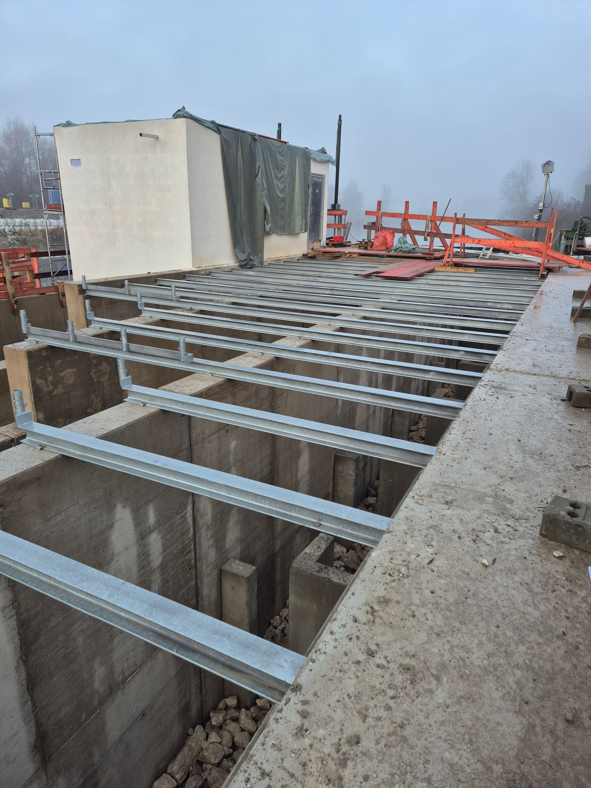 Schmale Stahlträger bei einem Neubau