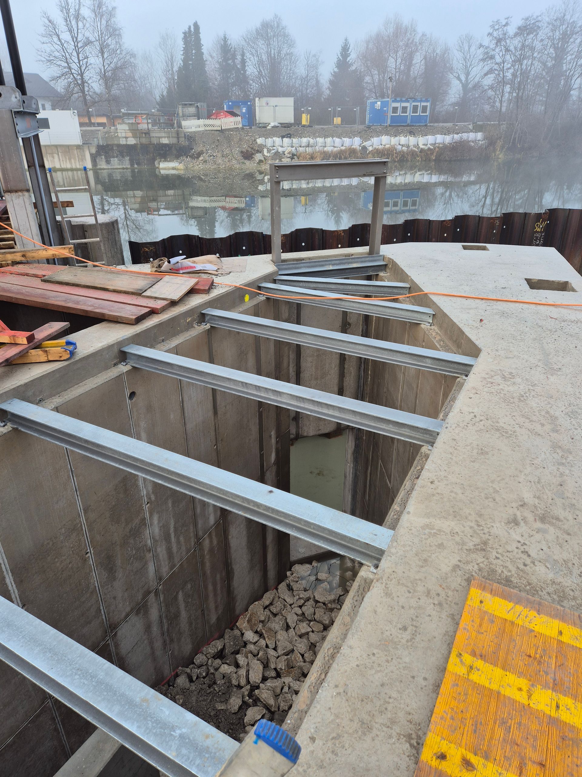 Schmale Stahlträger bei einem Neubau