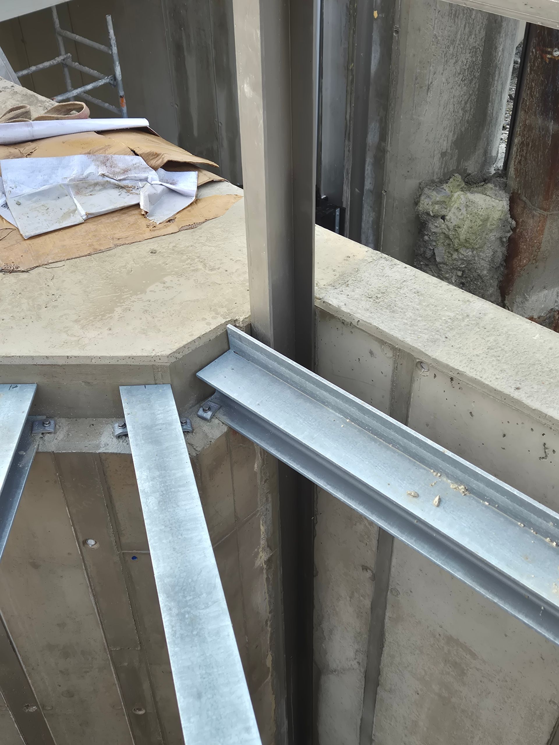 Schmale Stahlträger bei einem Neubau