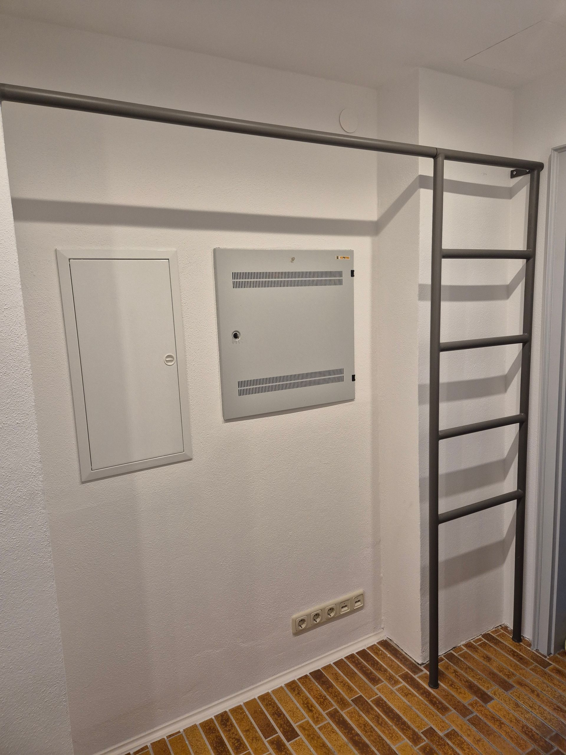 Eine Metallvorrichtung für einen Vorhang vor einem Stromkasten