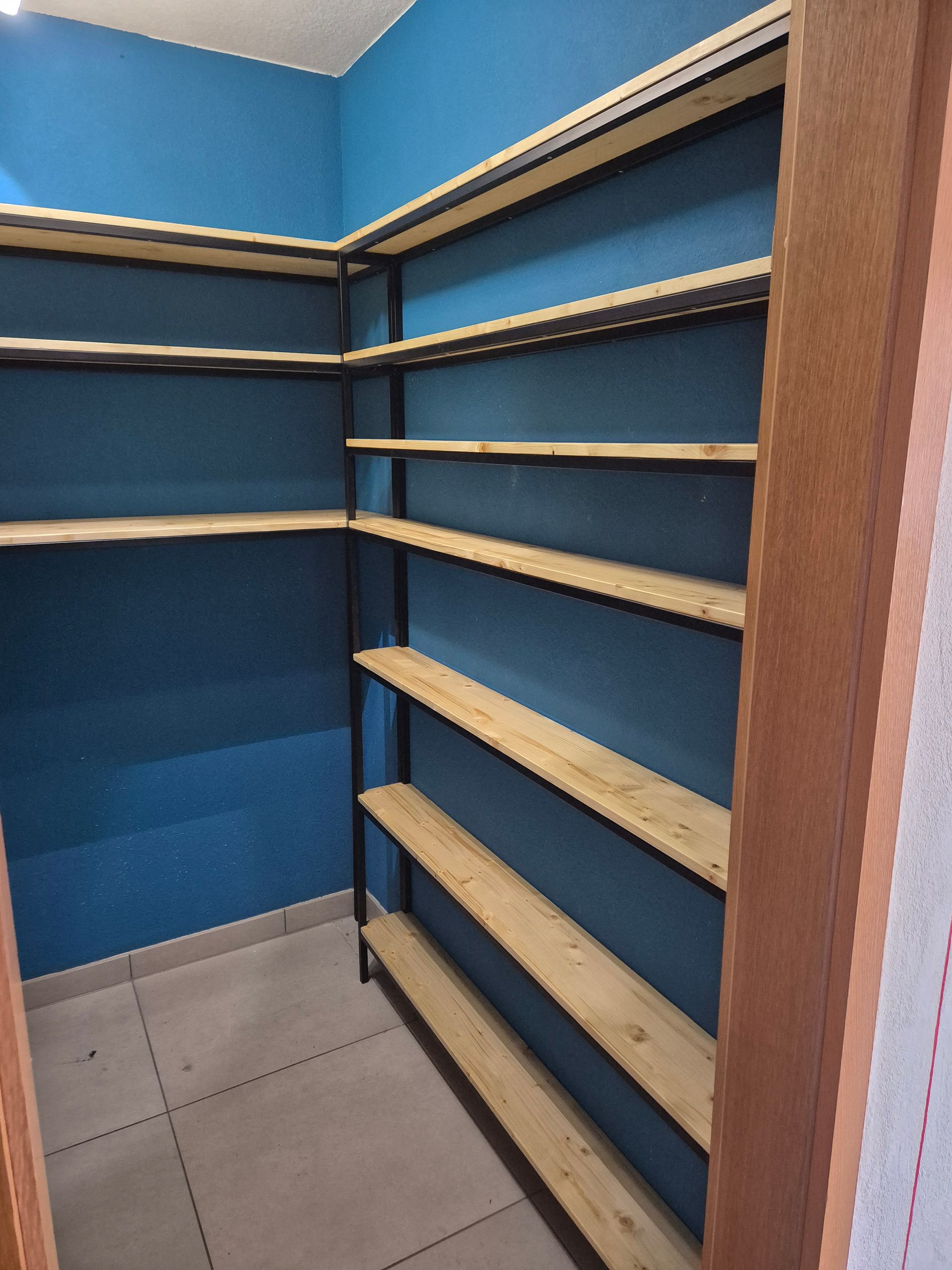 Ein Regal aus Metall und Holz in einer Abstellkammer