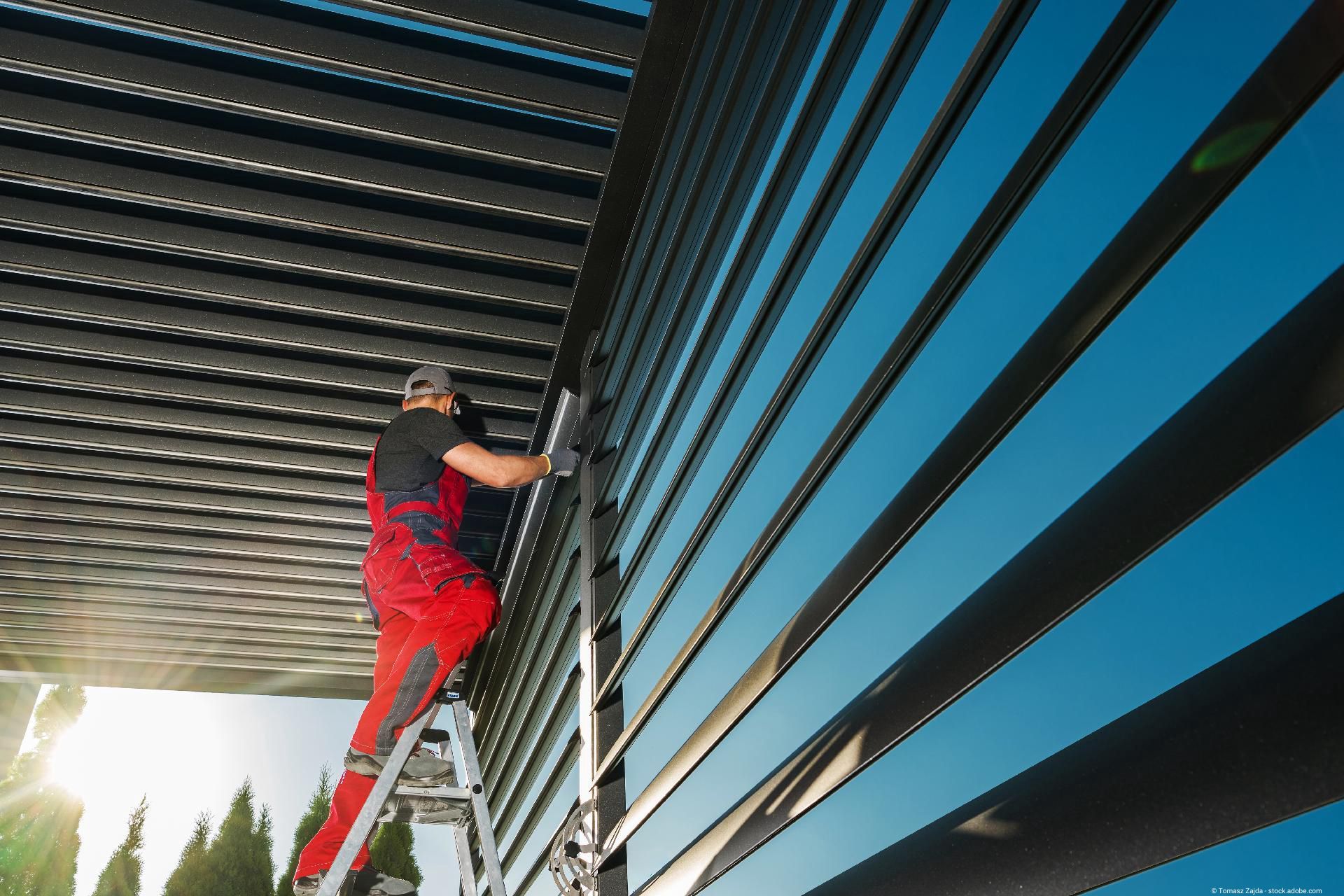 Metallgeländer am Rand eines Gartens