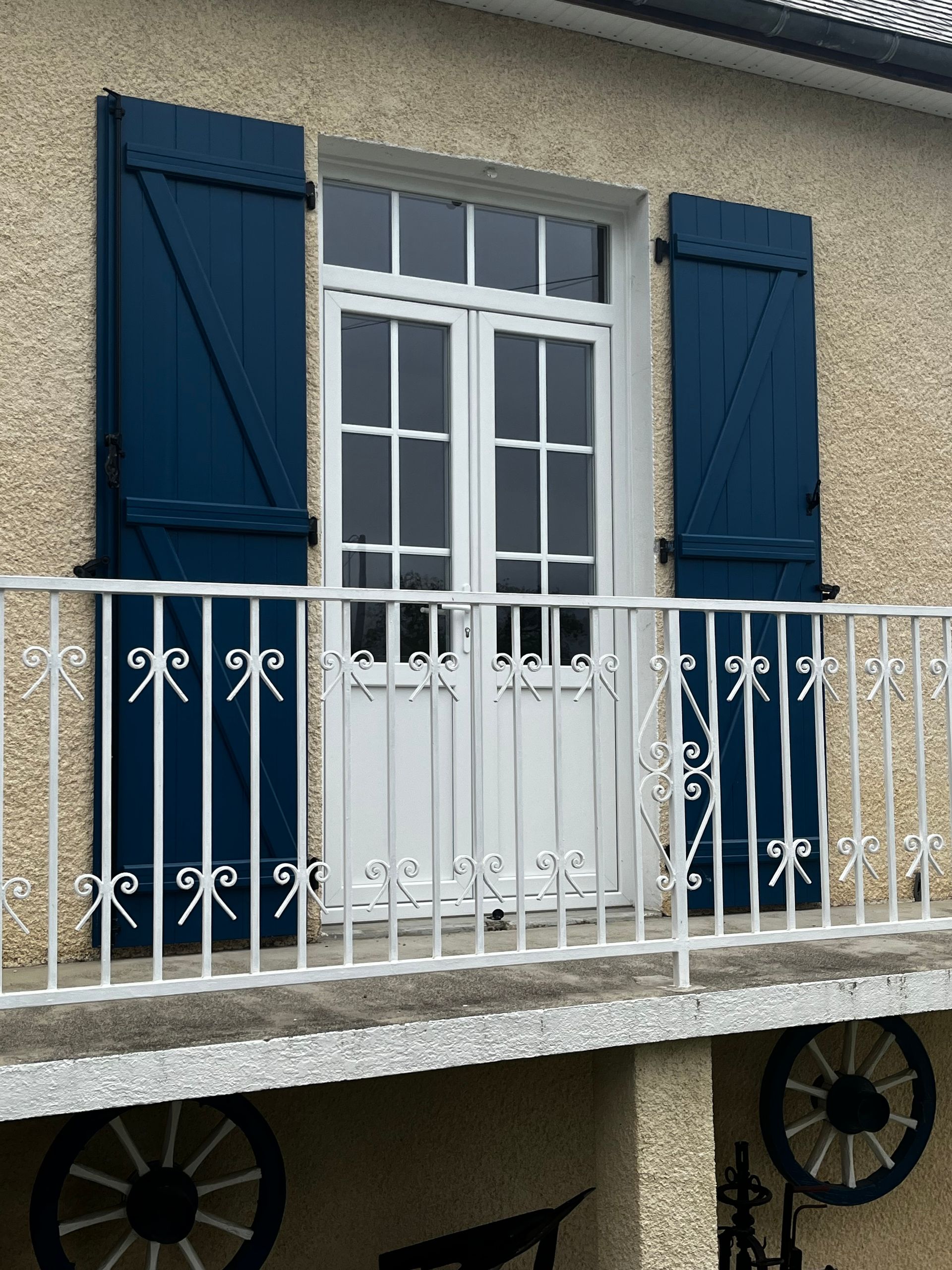 Fenêtre à cadre blanc avec une vue lumineuse sur les arbres verts.