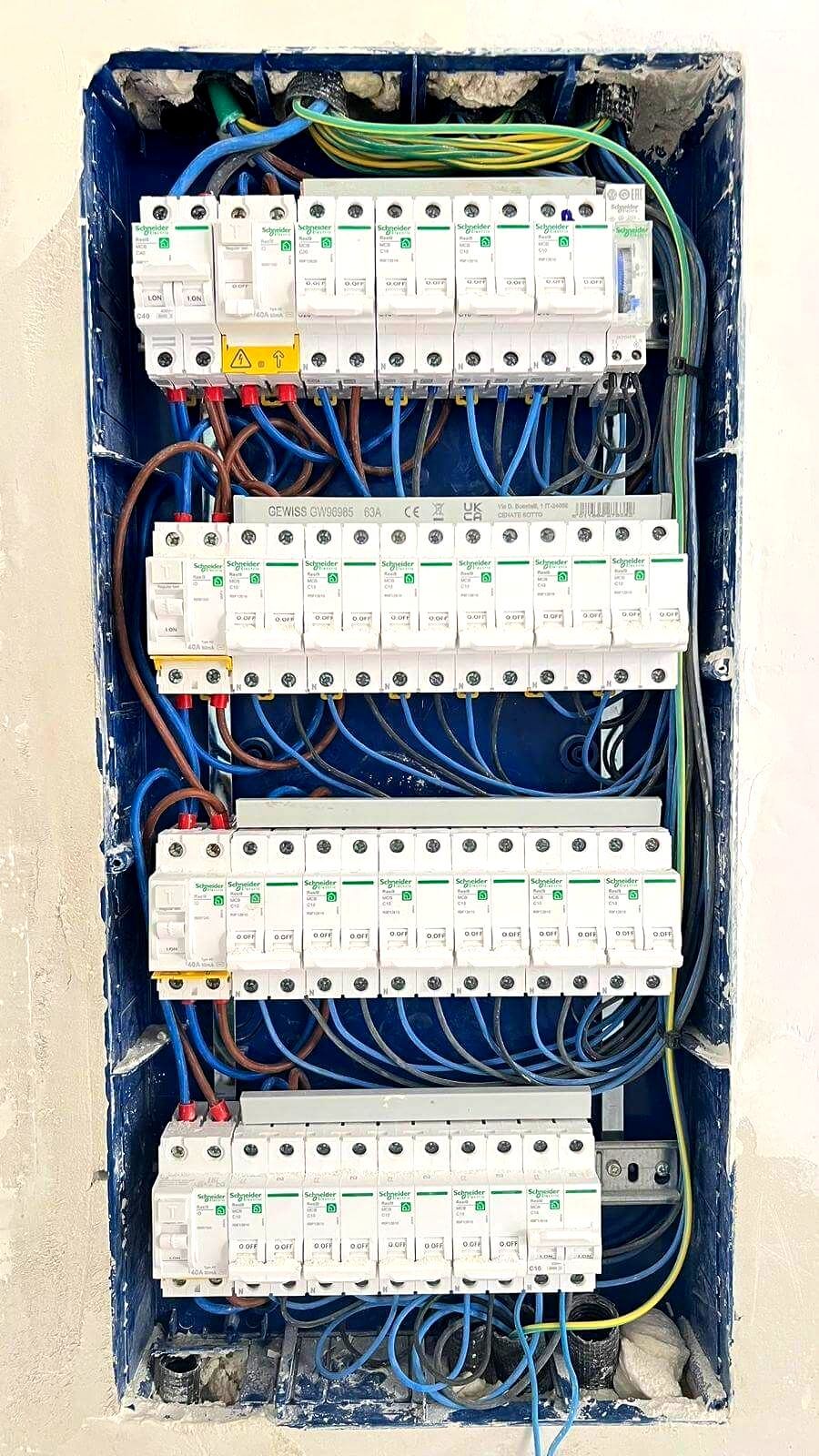 Un primer plano de una caja eléctrica con muchos cables saliendo de ella.