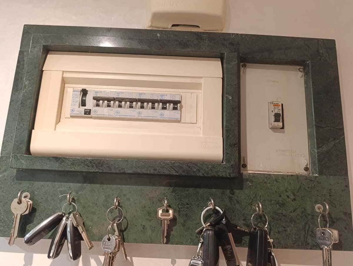 Llavero de mármol verde con llaves y cuadro eléctrico.
electricistas madrid, electricista urgencias madrid, electricista 24h