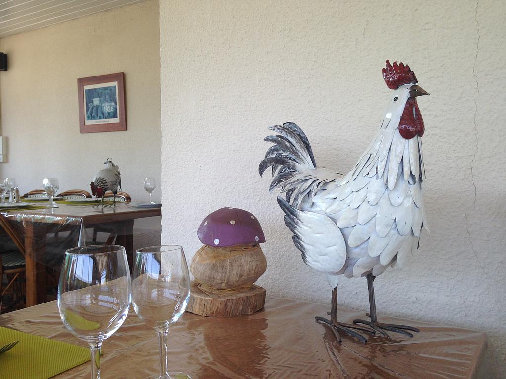 Coq en porcelaine sur une table