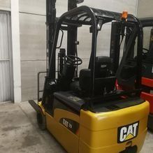 Una carretilla elevadora de color amarillo está estacionada en un almacén.