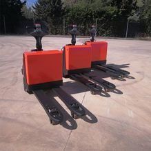 Un par de carretillas elevadoras se encuentran sobre una superficie de hormigón.