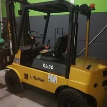 Una carretilla elevadora amarilla está estacionada en un garaje.