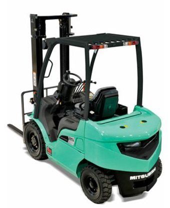 Una carretilla elevadora verde está sentada sobre una superficie blanca.