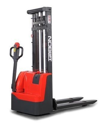 Una carretilla elevadora roja y negra sobre un fondo blanco.