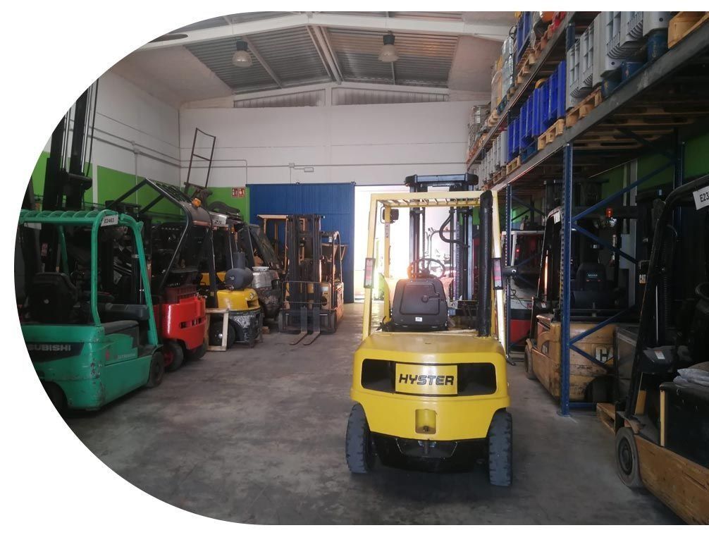Una carretilla elevadora Hyster amarilla está estacionada en un almacén