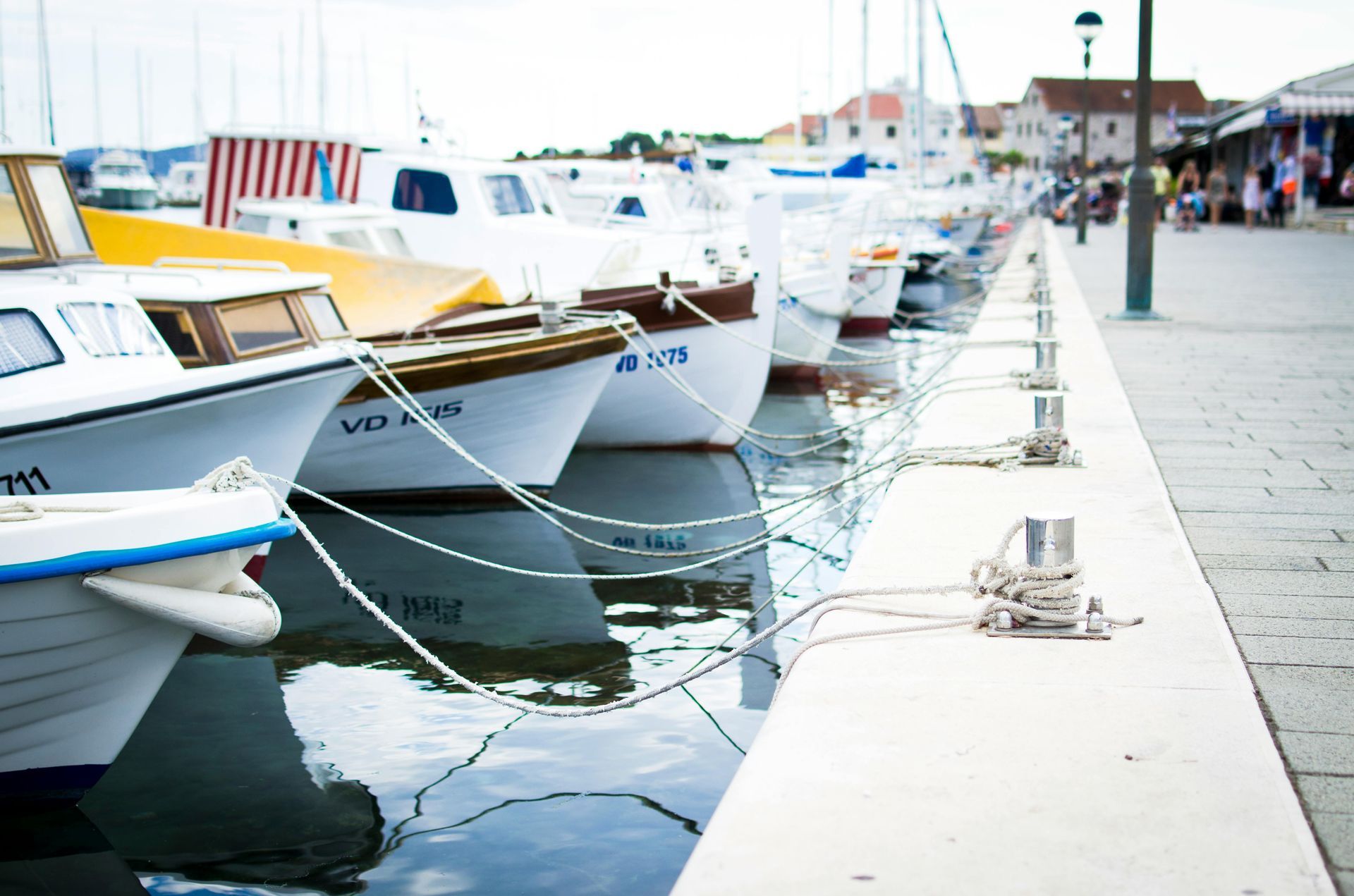 Una fila de barcos están atracados en un puerto y uno de los barcos tiene el número 46.