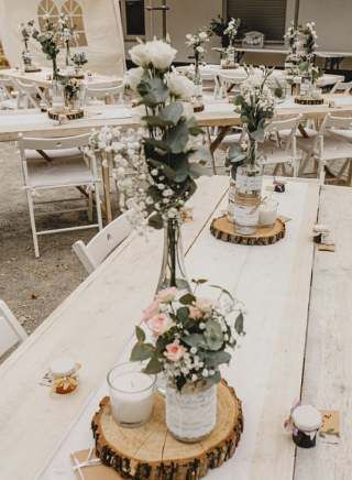 stilvoller Tischschmuck mit weißen Rosen