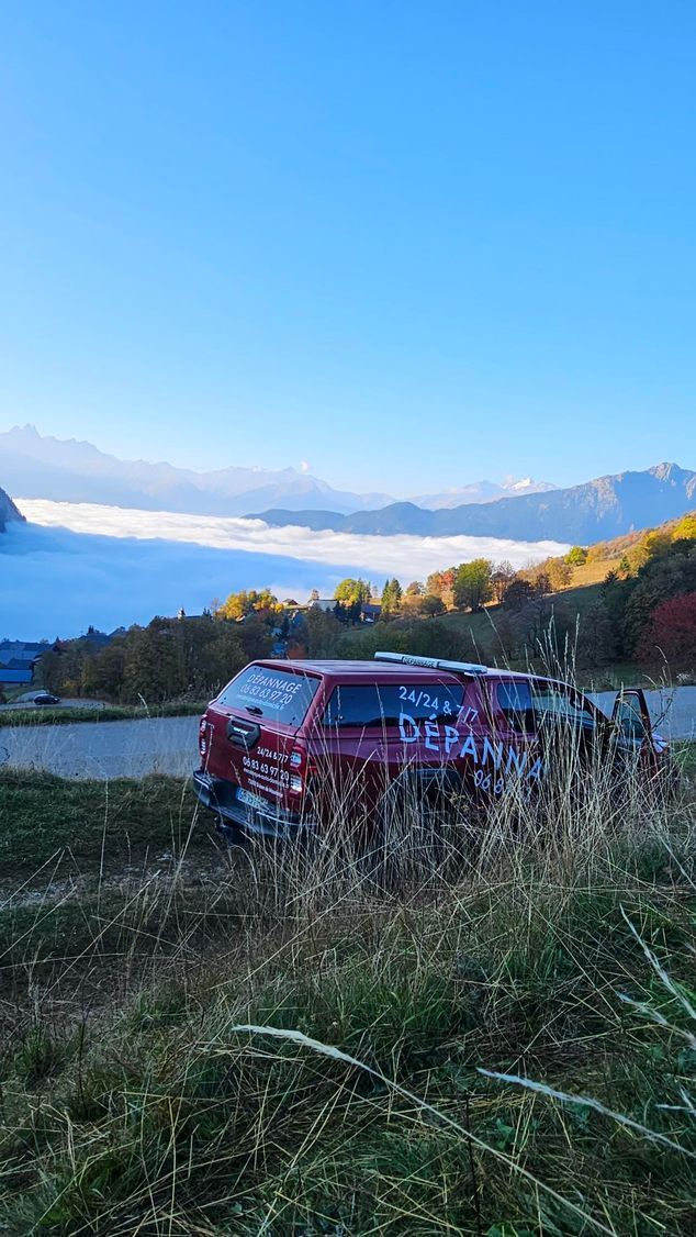 Pneu crevé sur la route asphaltée.