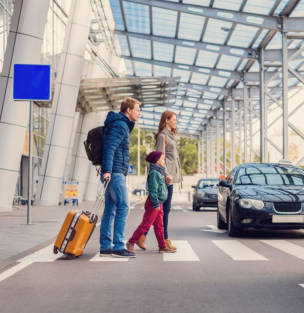 Une famille sortant de l'aéroport