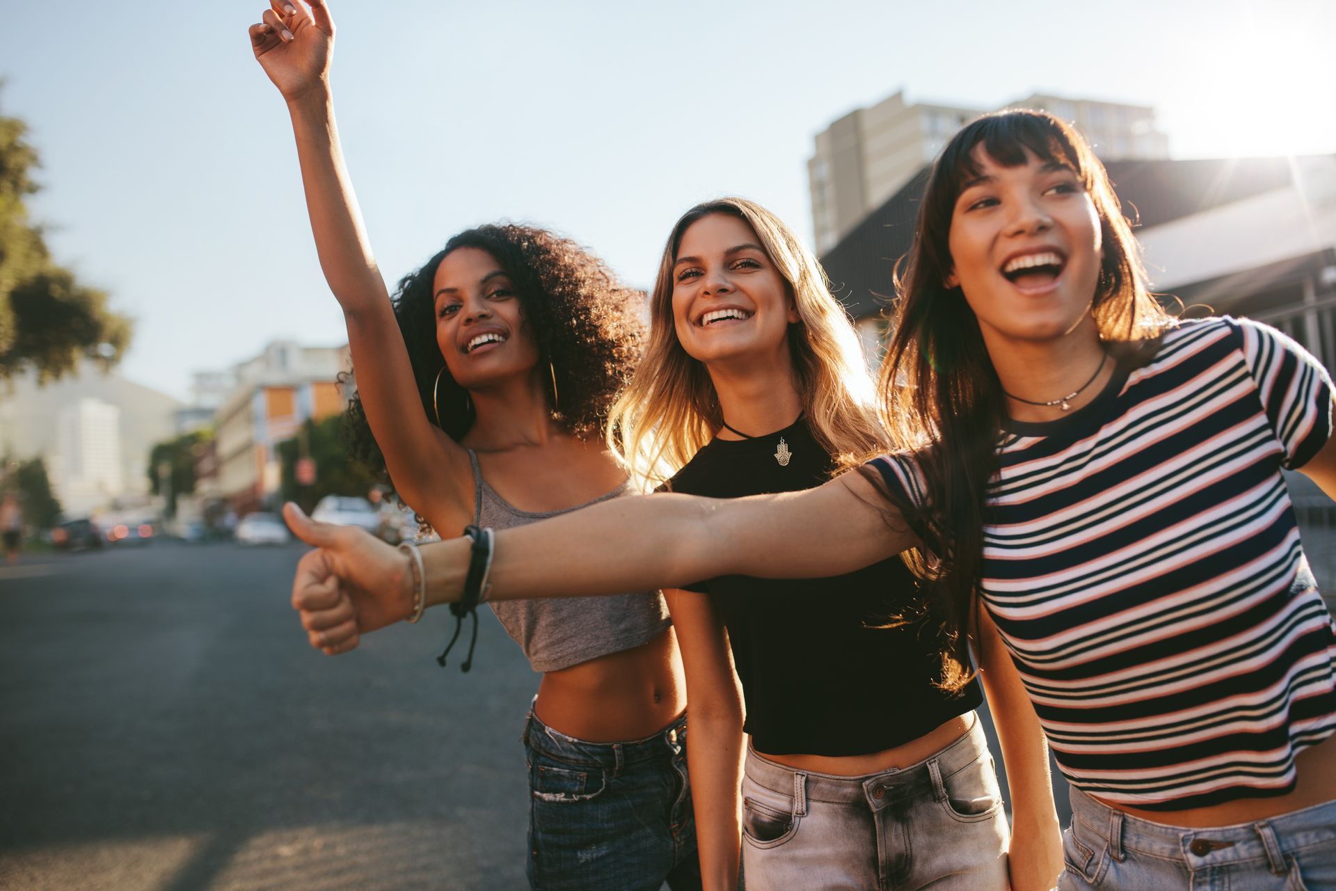 Trois femmes appelant un taxi