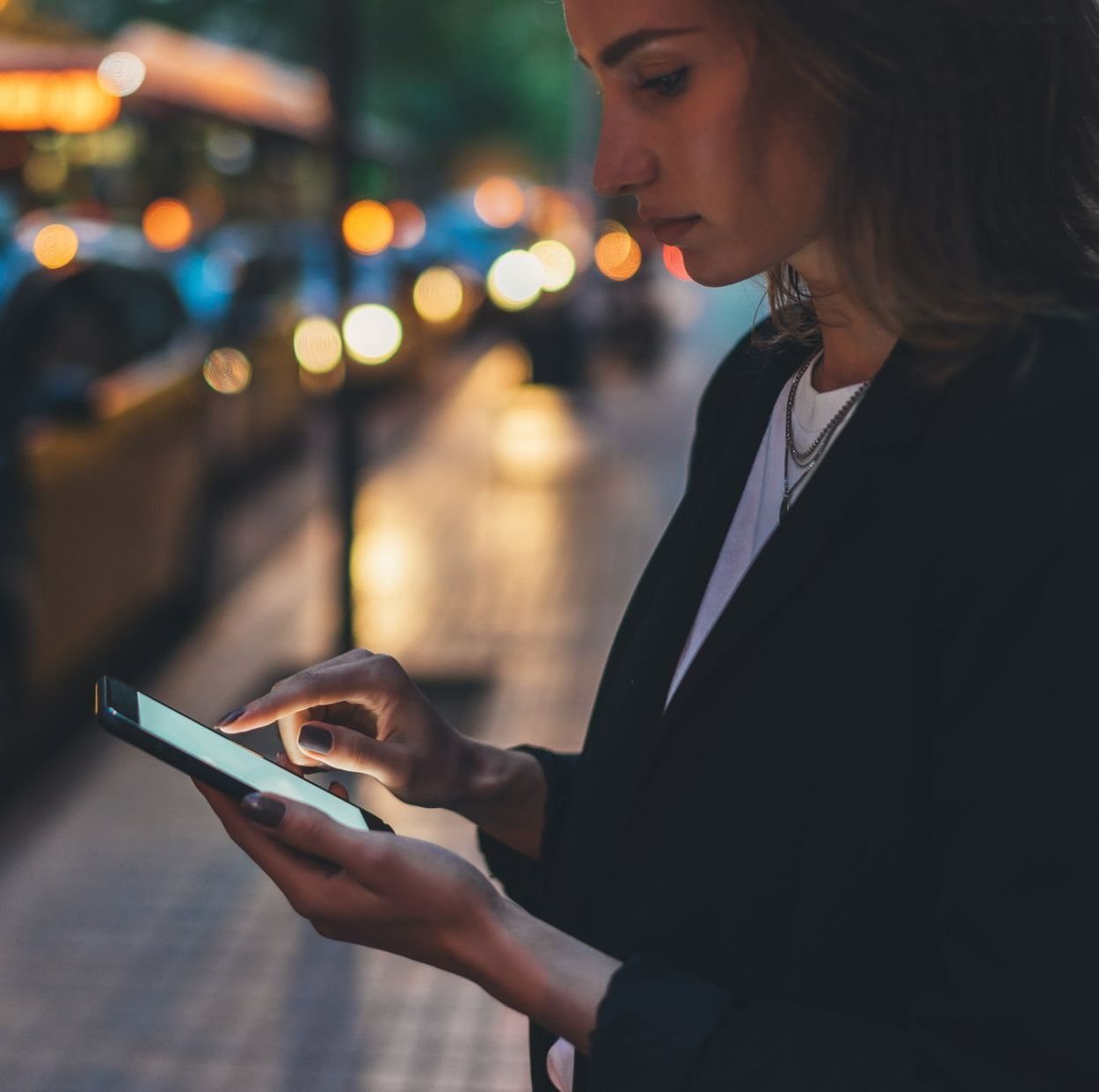 Une femme appelant un taxi de nuit