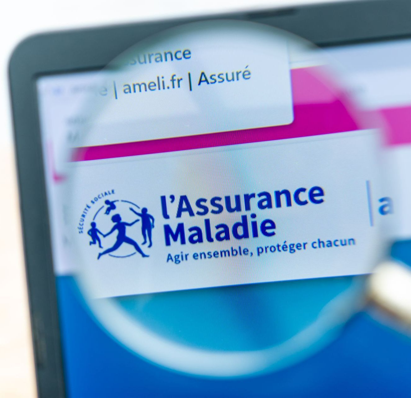 Une loupe devant le logo de l'Assurance maladie