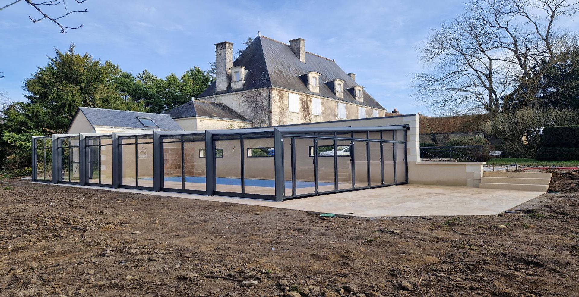 Piscine avec local technique et abri