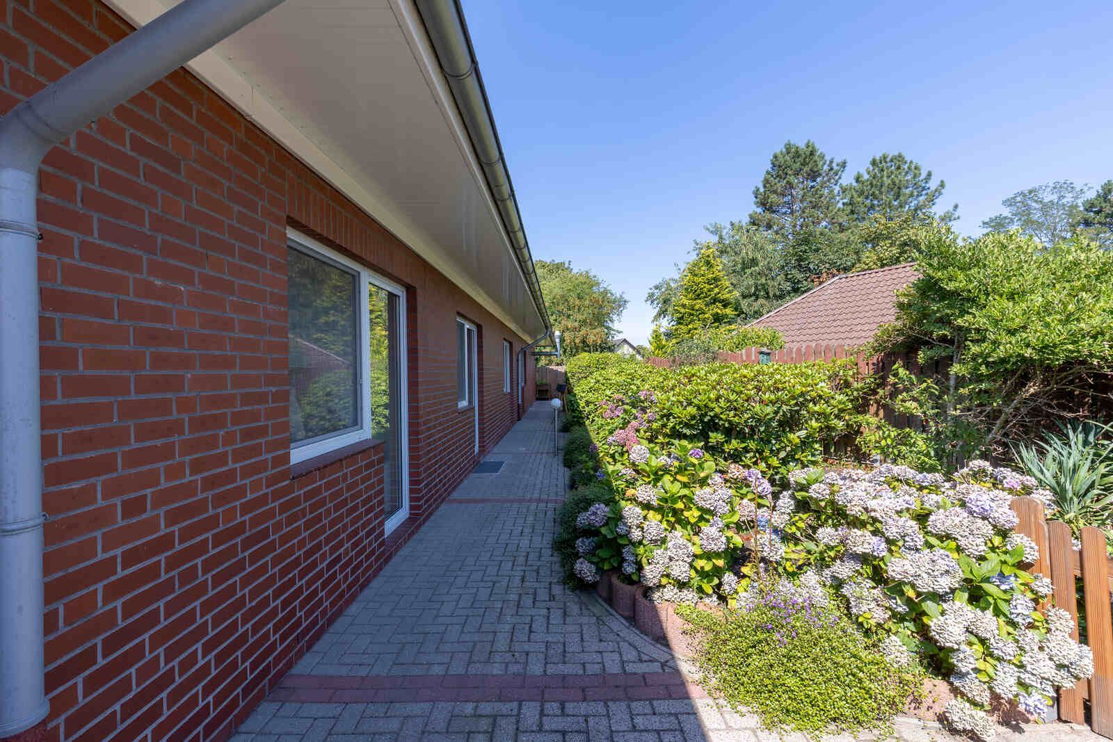 Ein Altenwohn- und Pflegeheim, zu dem ein Backsteinweg führt.