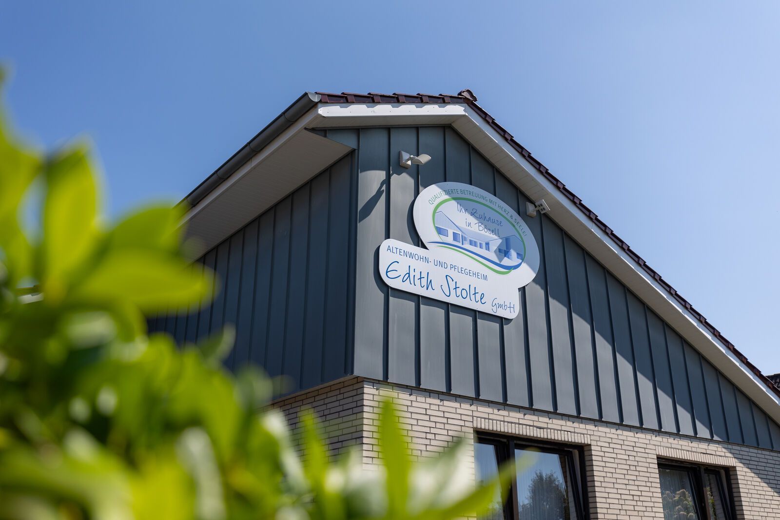Ein Altenwohn- und Pflegeheim mit einem Schild an der Seite.