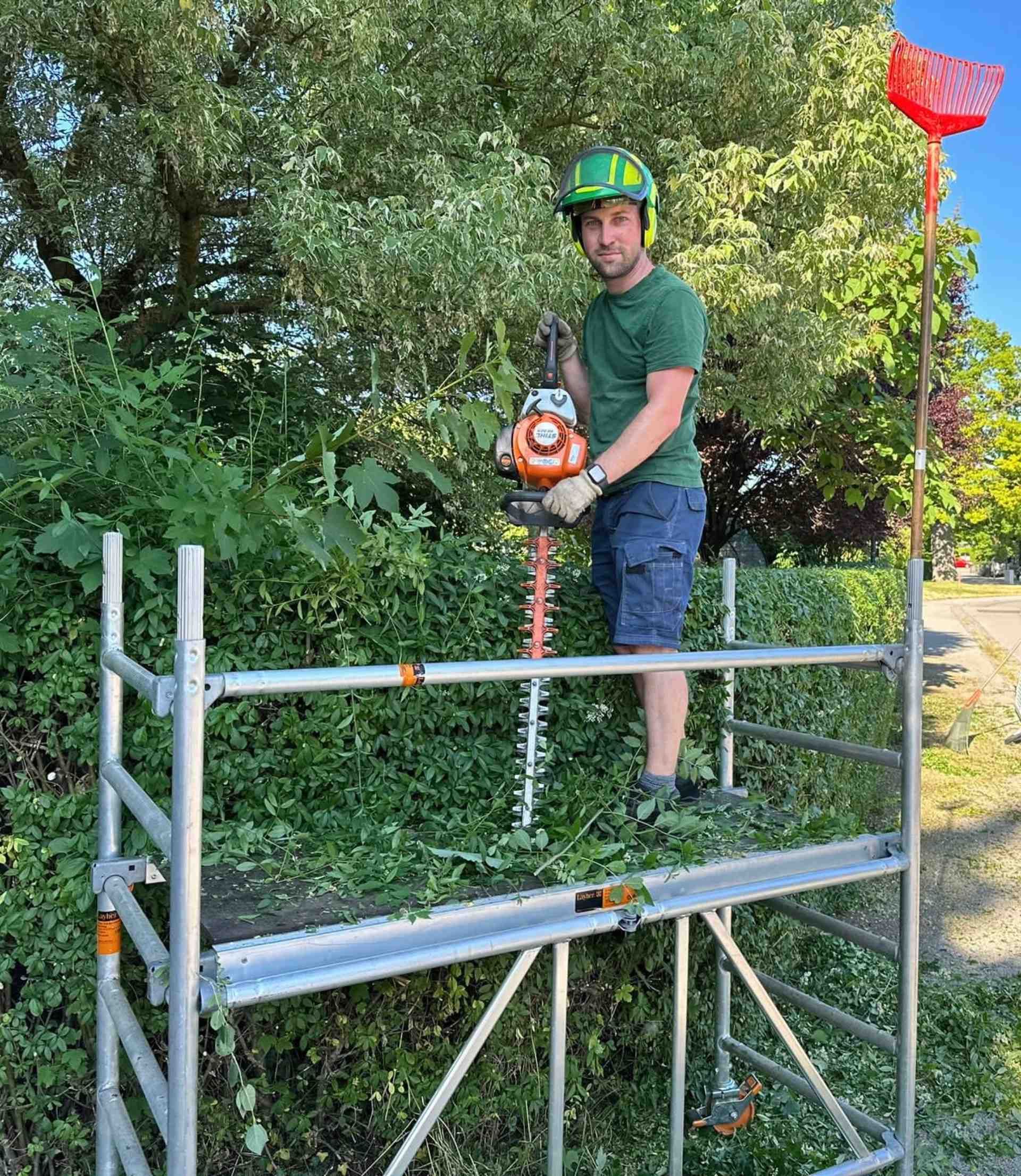 Sebastian Hauser hilft bei der Grünpflege in einem Park