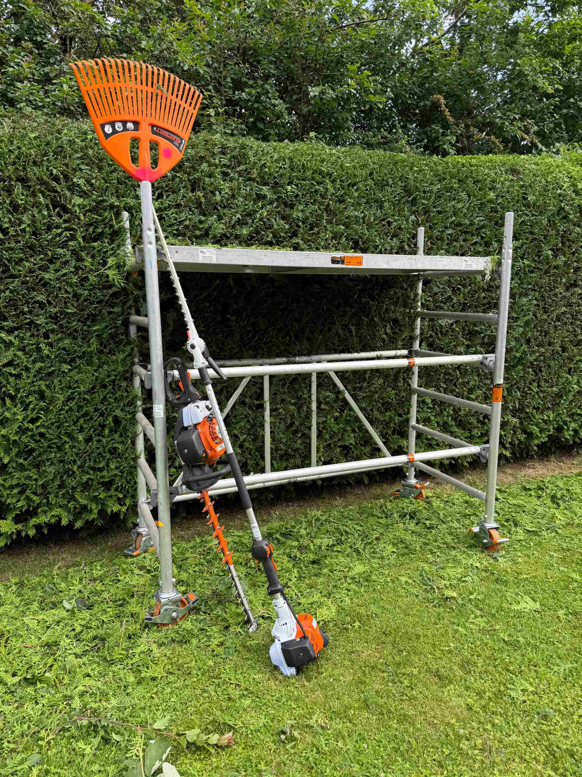 Gerüst zum schneiden einer Hecke 