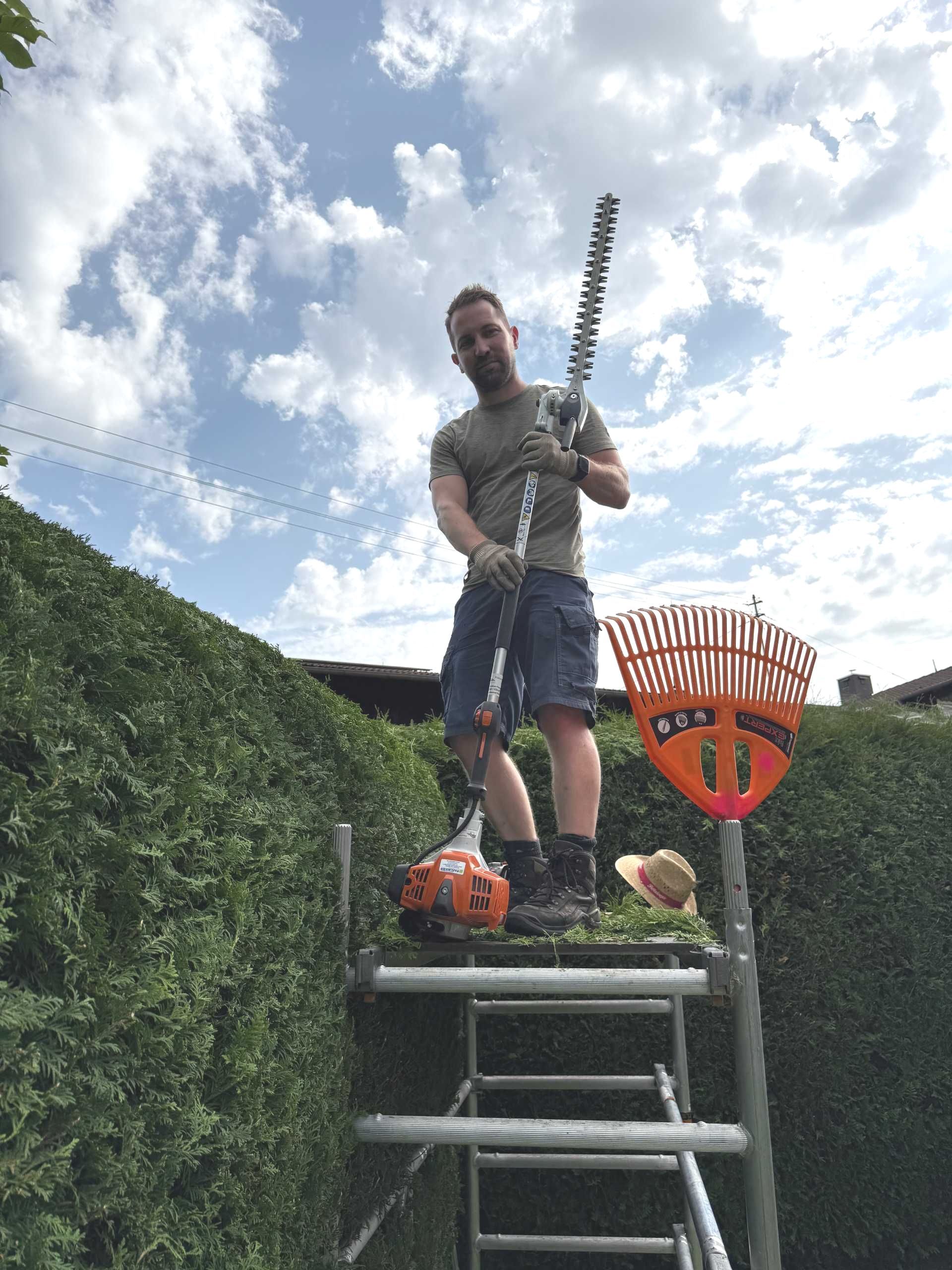 Sebastian Hauser hilft bei der Grünpflege in einem Garten