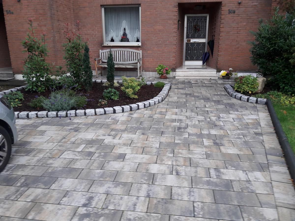 Ein Auto ist vor einem Backsteinhaus geparkt