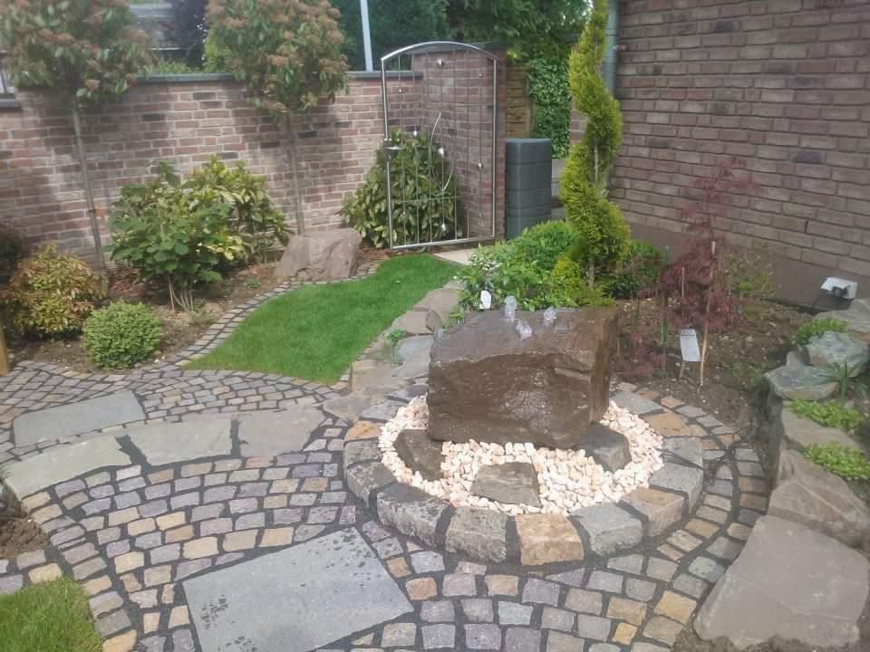 Eine Steinterrasse mit einem großen Felsen in der Mitte