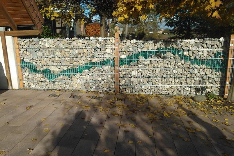 Eine Steinmauer mit einem grünen Streifen darauf