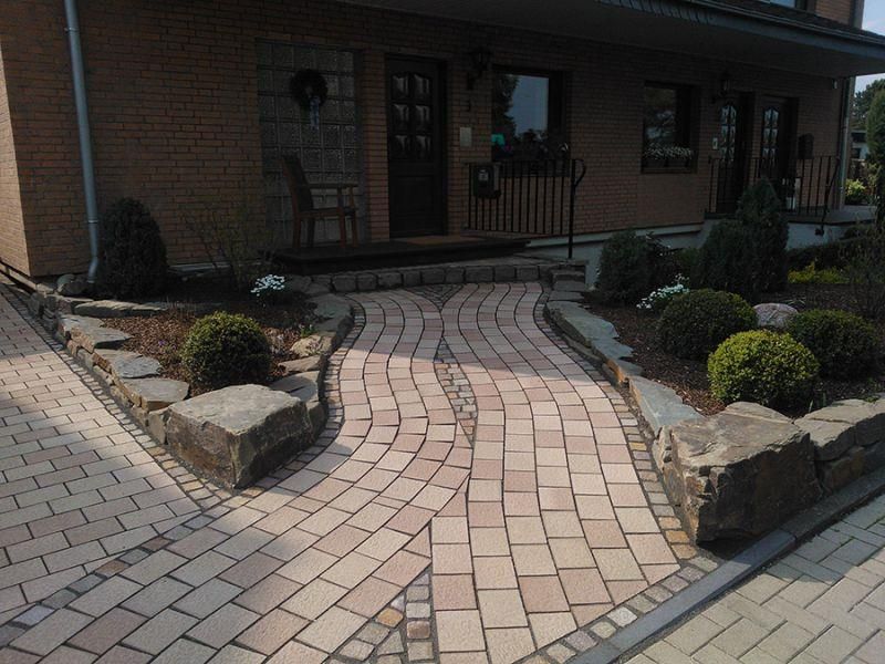 Ein Ziegelweg vor einem Backsteinhaus